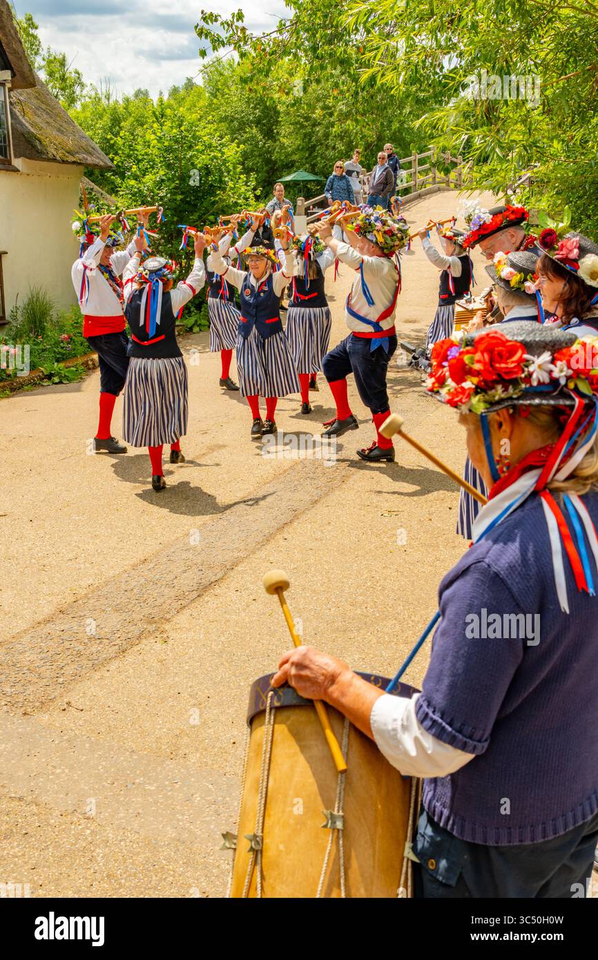 Ballerini Morris che si esibiscono al Flatford Mill nel paese di Constable vicino a East Bergholt, Suffolk Foto Stock