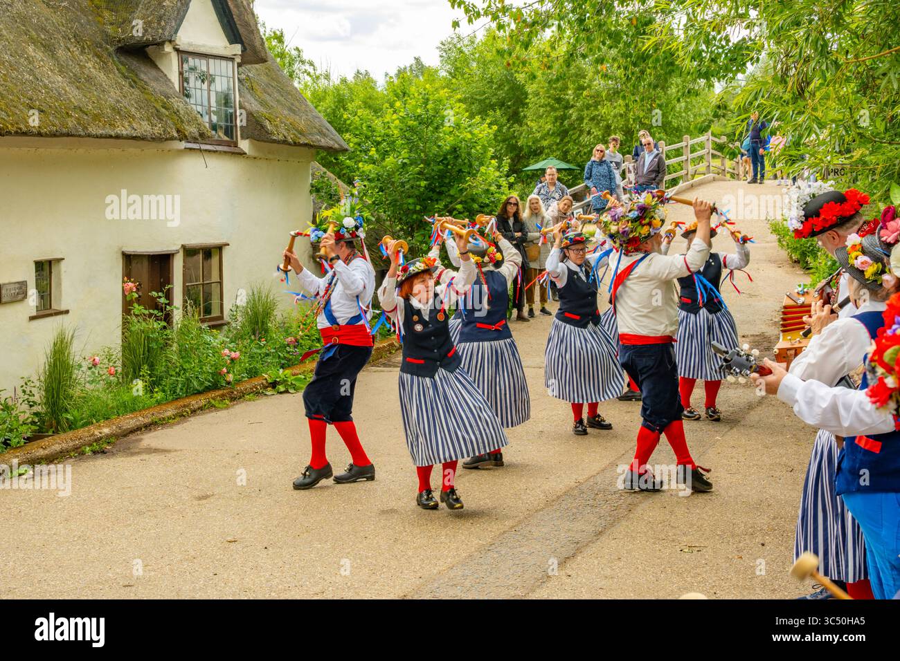 Ballerini Morris che si esibiscono al Flatford Mill nel paese di Constable vicino a East Bergholt, Suffolk Foto Stock