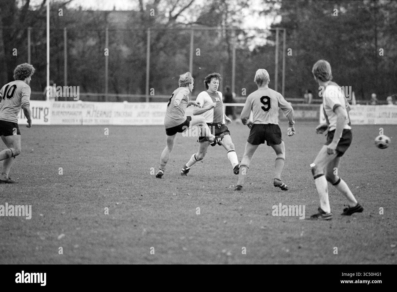 DCO - Holland, Football D.C.O., Haarlem, Paesi Bassi, 08-11-1981 Whizgle News, Dutch Desk, Paesi Bassi, 1950-2000 Un gruppo di giocatori si è impegnato in un momento caldo durante una partita di calcio, con un atleta che passa abilmente la palla in mezzo a un gioco molto conteso. Sia i compagni di squadra che gli avversari mostrano un'intensa concentrazione e atleticità sul campo. Foto Stock