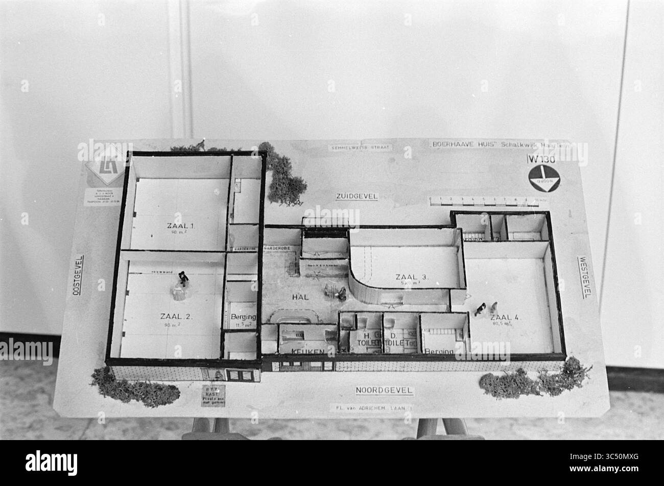 Model Boerhaavehuis, Model, 19-12-1974 Whizgle News, Dutch Desk, Paesi Bassi, 1950-2000 Un modello architettonico dettagliato che mette in risalto la disposizione di un edificio, mostrando varie sale etichettate come "Zaal 1", "Zaal 2" e "Zaal 3", oltre a spazi aggiuntivi identificati come una sala e altri servizi. Il modello presenta indicatori direzionali per lati diversi e una chiave per l'orientamento. Foto Stock