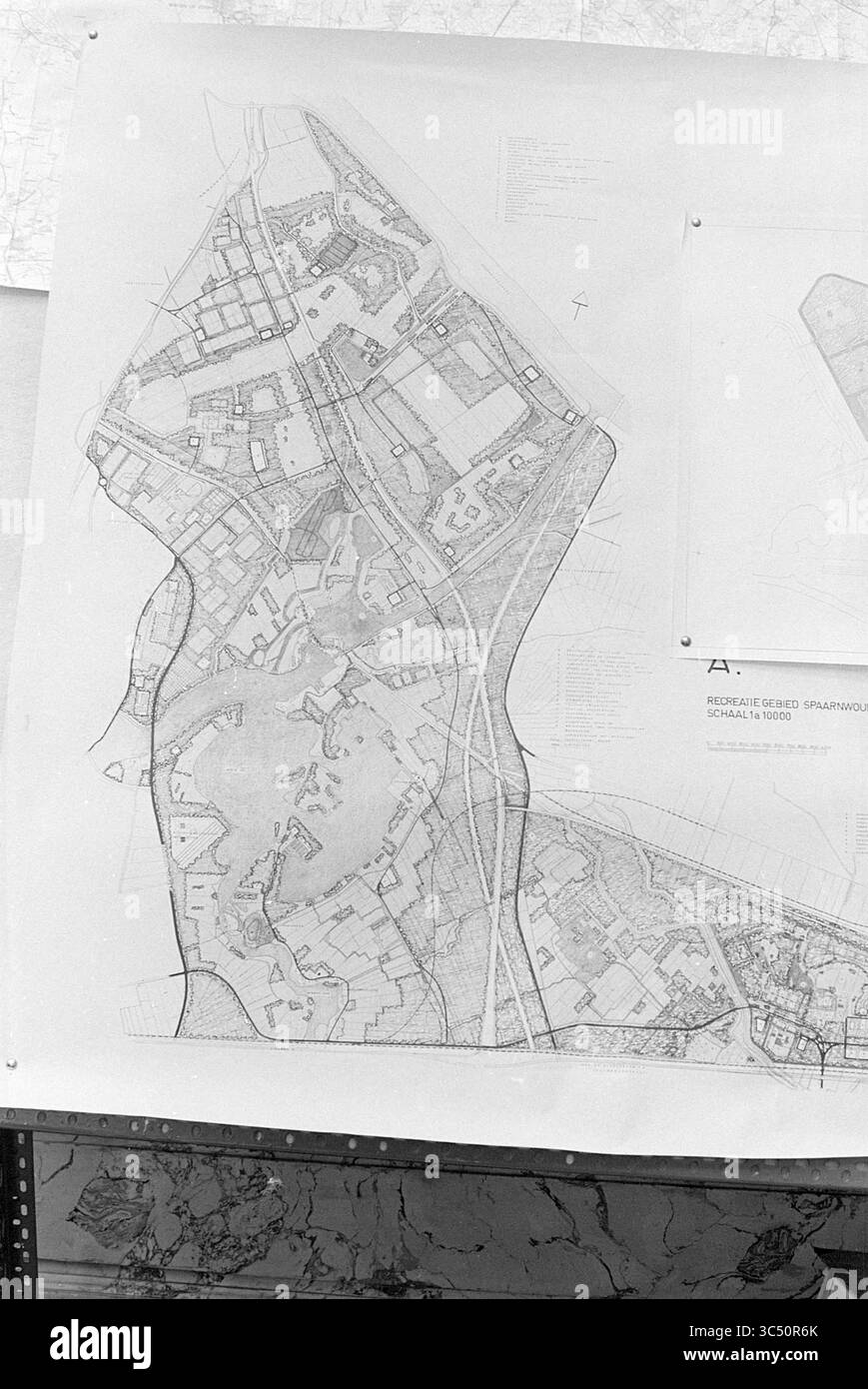 Disegno di disegno dell'area ricreativa di Spaarnwoude, 28-02-1968 Whizgle News, Dutch Desk, Paesi Bassi, 1950-2000 Una mappa dettagliata di pianificazione urbana che mostra varie zone, strade e aree di utilizzo del suolo, delineando una specifica regione geografica con annotazioni e confini chiari. Foto Stock