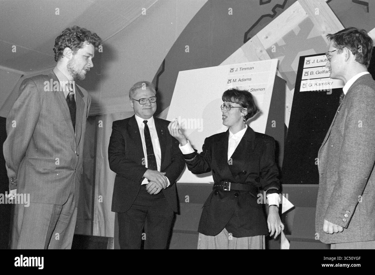 56th Hoogovens Chess Tournament dal 14 al 30 gennaio 1994, Wijk aan Zee, 00-01-1994 Whizgle News, Dutch Desk, Paesi Bassi, 1950-2000 Un gruppo di quattro persone si impegnano in una discussione, con una persona che gestiva animatamente mentre parla. Gli altri ascoltano con attenzione, vestiti con abbigliamento formale, con uno sfondo caratterizzato da una grande lavagna che mostra i nomi. L'ambiente sembra essere un'assemblea professionale o accademica. Foto Stock