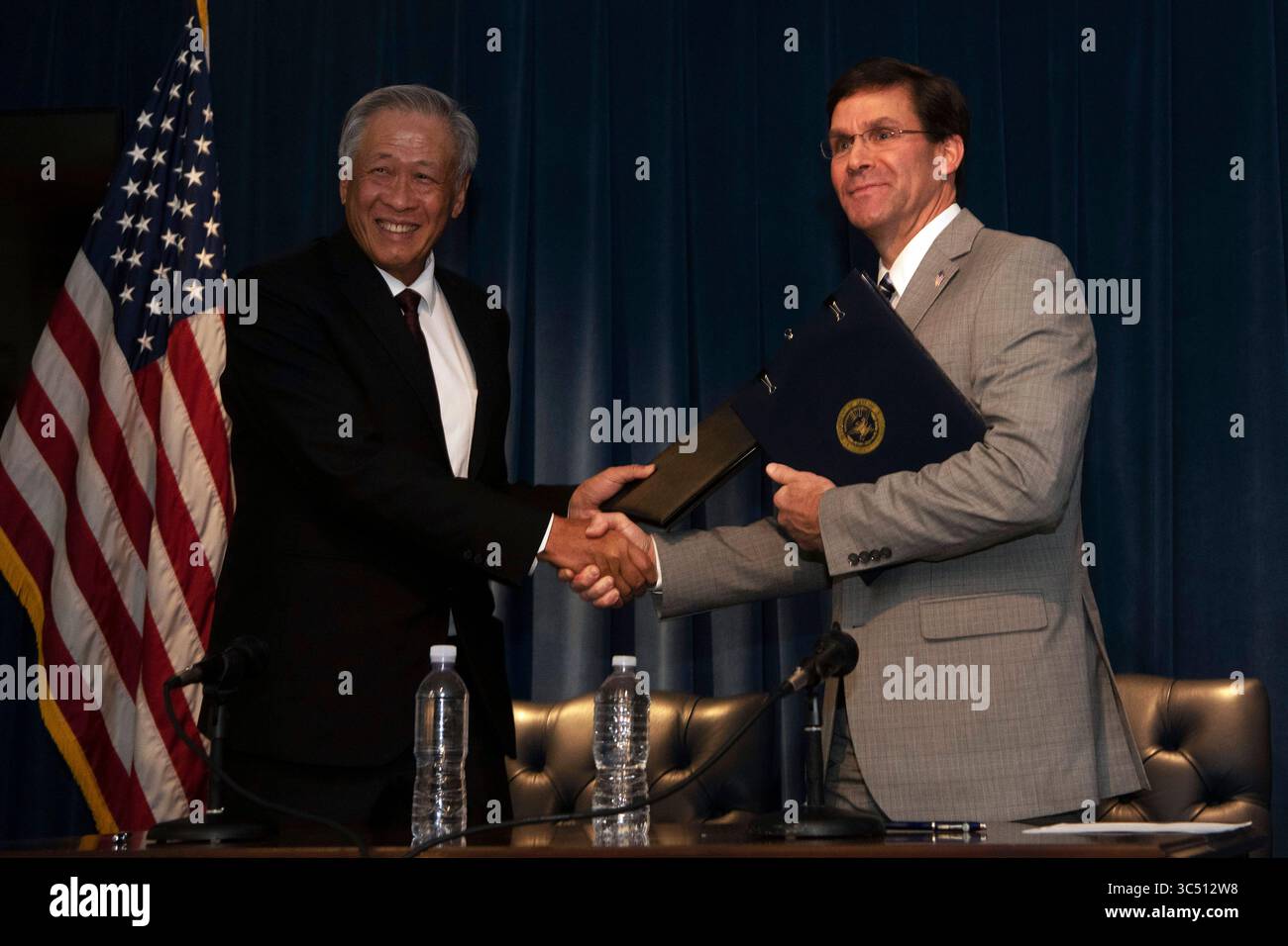 6 dicembre 2019 - Simi Valley, California, USA - il segretario alla difesa Mark T. Esper incontra il Singaporeâ ministro della difesa ng Eng Hen presso la Ronald Reagan Presidential Library, Simi Valley, California, 6 dicembre 2019. I due leader hanno firmato un memorandum d'intesa non vincolante che istituisce un distaccamento permanente di addestramento caccia dell'aeronautica di Singapore a Guam. (Immagine di credito: © DoD/ZUMA Wire/ZUMAPRESS.com) Foto Stock
