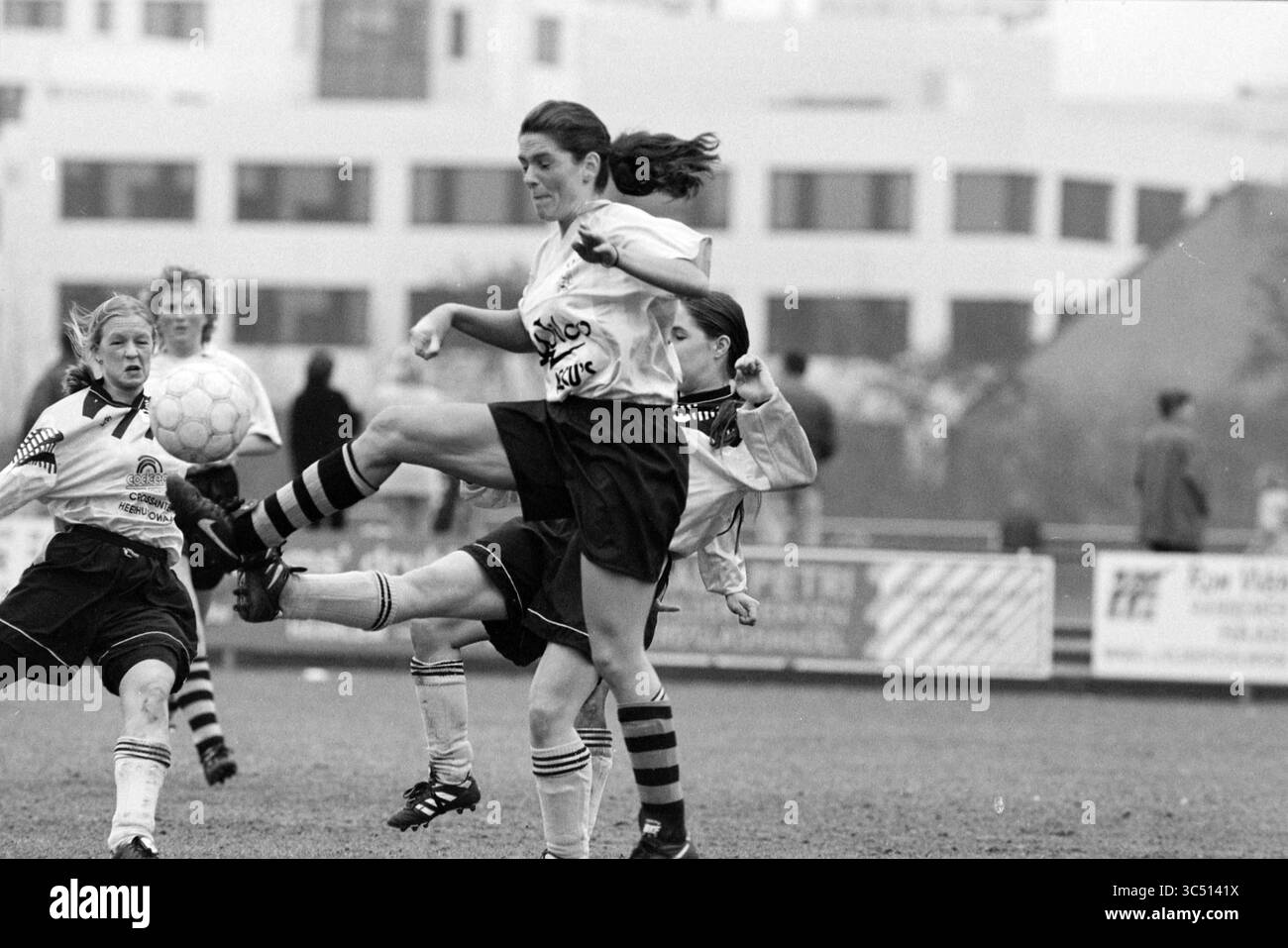 Football Ladies, TYBB - Reiger Boys, 07-03-1997 Whizgle News, Dutch Desk, Paesi Bassi, 1950-2000 Una dinamica partita di calcio si svolge sul campo come un determinato giocatore intercetta abilmente la palla, mostrando atletismo e lavoro di squadra in un'atmosfera competitiva. L'attenzione è rivolta all'intensità del gioco e all'impegno dei giocatori a segnare. Foto Stock
