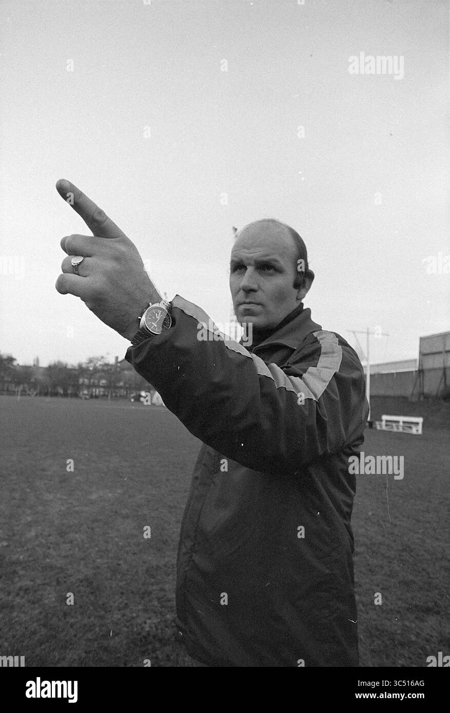 Barry Hughes Haarlem, Football Haarlem, 21-11-1973 Whizgle News, Dutch Desk, Paesi Bassi, 1950-2000 Un allenatore si comporta in modo attento, dirigendo l'attenzione della sua squadra con un'espressione determinata, in piedi su un campo erboso che si estende in lontananza. La giacca atletica e l'orologio sottolineano la sua dedizione allo sport. Foto Stock