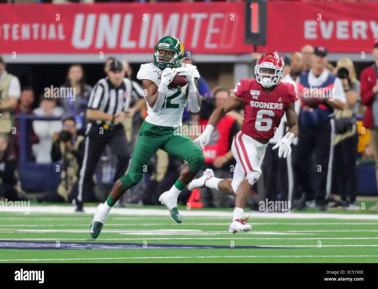7 dicembre 2019: Il wide receiver del Baylor Bear Chris Platt (14) riceve un passaggio di 78 yeard nel quarto quarto quarto della partita del Big 12 Championship NCAA Football tra la University of Texas e la University of Oklahoma Sooners all'AT&T Stadium di Arlington, Texas. Tom Sooter/CSM.(immagine di credito: &Copy; Tom Sooter/CSM tramite cavo ZUMA) Foto Stock