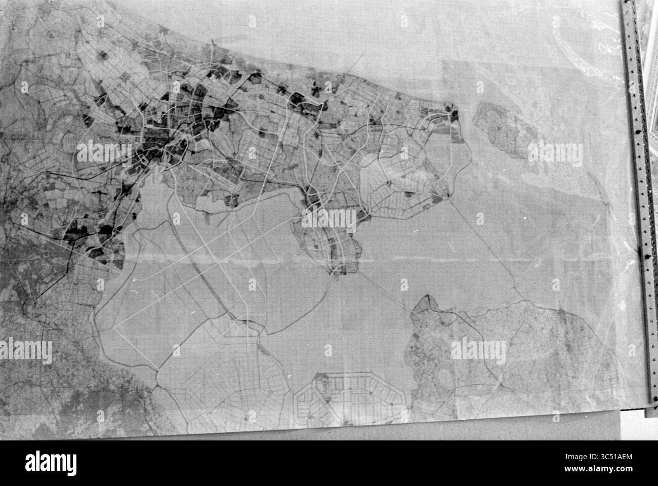 Mappa dell'Olanda settentrionale, 00-12-1966 Whizgle News, Dutch Desk, Paesi Bassi, 1950-2000 Una mappa dettagliata che mostra una disposizione della città con linee intricate che indicano strade, quartieri e vari schemi di utilizzo del territorio, insieme a caratteristiche naturali come i corpi d'acqua che circondano l'area. Foto Stock