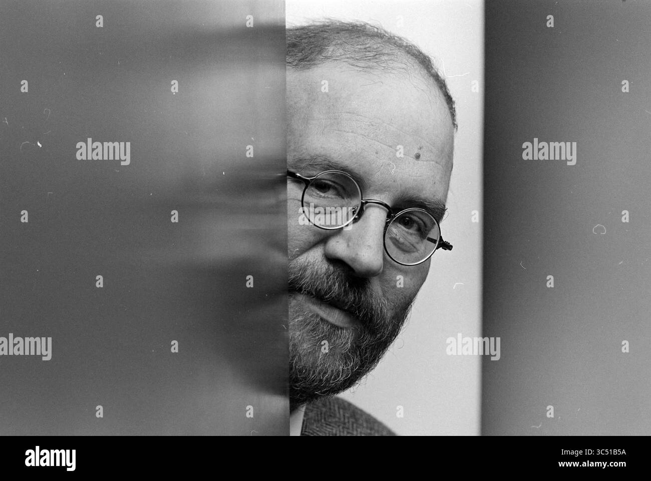 Mr. Major, Haarlems Dagblad, Haarlem, Nederland, 16-11-1995 Whizgle News, Dutch Desk, Paesi Bassi, 1950-2000 Un uomo con bicchieri e barba sbircia attraverso una superficie parzialmente oscurata, la sua espressione riflessiva e introspettiva. Foto Stock