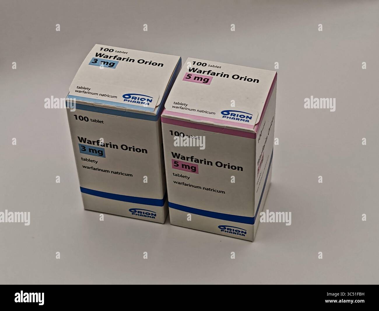 Praga, Repubblica Ceca - 6 maggio 2025: Bottiglia di farmaci Warfarine utilizzata per la terapia anticoagulante. Foto Stock