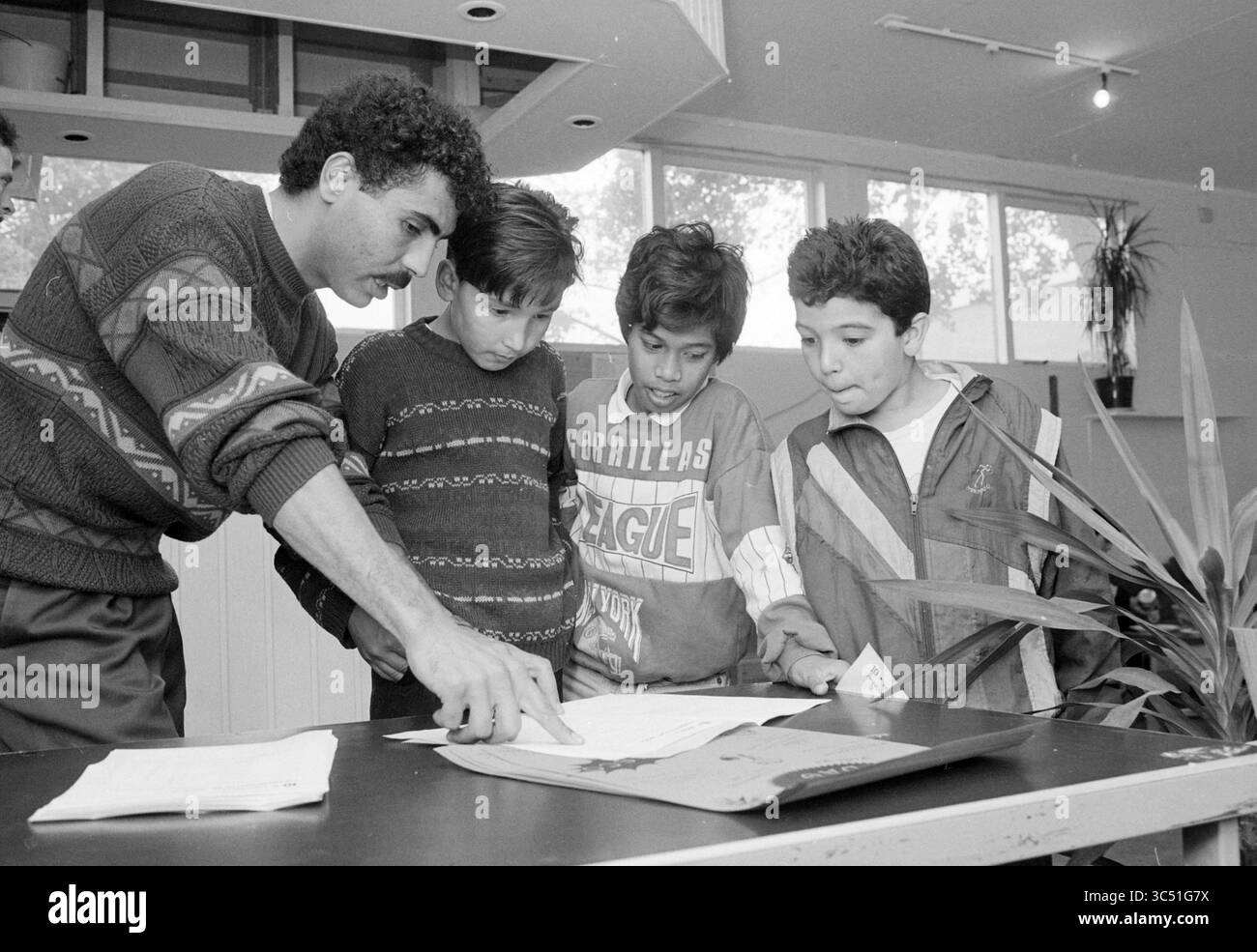 Open Day Community Center Space, Haarlem, Paesi Bassi, 08-10-1992 Whizgle News, Dutch Desk, i Paesi Bassi, 1950-2000 Un gruppo di quattro ragazzi si riunisce attentamente intorno a un tavolo, studiando documenti da adulto sottolinea i dettagli. Ogni ragazzo mostra curiosità, impegnato nella discussione, mentre l'atmosfera suggerisce un ambiente di apprendimento o di collaborazione. Foto Stock Open Day Community Center Space, Haarlem, Paesi Bassi, 08-10-1992 Whizgle News, Dutch Desk, i Paesi Bassi, 1950-2000 Un gruppo di quattro ragazzi si riunisce attentamente intorno a un tavolo, studiando documenti da adulto sottolinea i dettagli. Ogni ragazzo mostra curiosità, impegnato nella discussione, mentre l'atmosfera suggerisce un ambiente di apprendimento o di collaborazione. Foto Stock