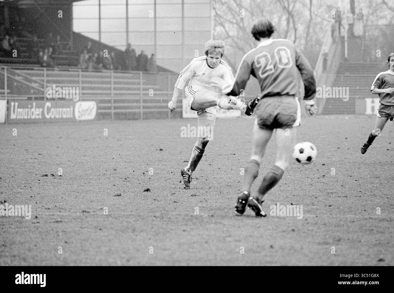 Telstar - FC Utrecht, Football Telstar, 12-03-1978 Whizgle News, Dutch Desk, Paesi Bassi, 1950-2000 Un giocatore di calcio colpisce abilmente la palla durante una partita, mentre un avversario anticipa il gioco nelle vicinanze. Sullo sfondo, gli spettatori guardano dagli stand, aggiungendo un'atmosfera competitiva al gioco. Foto Stock