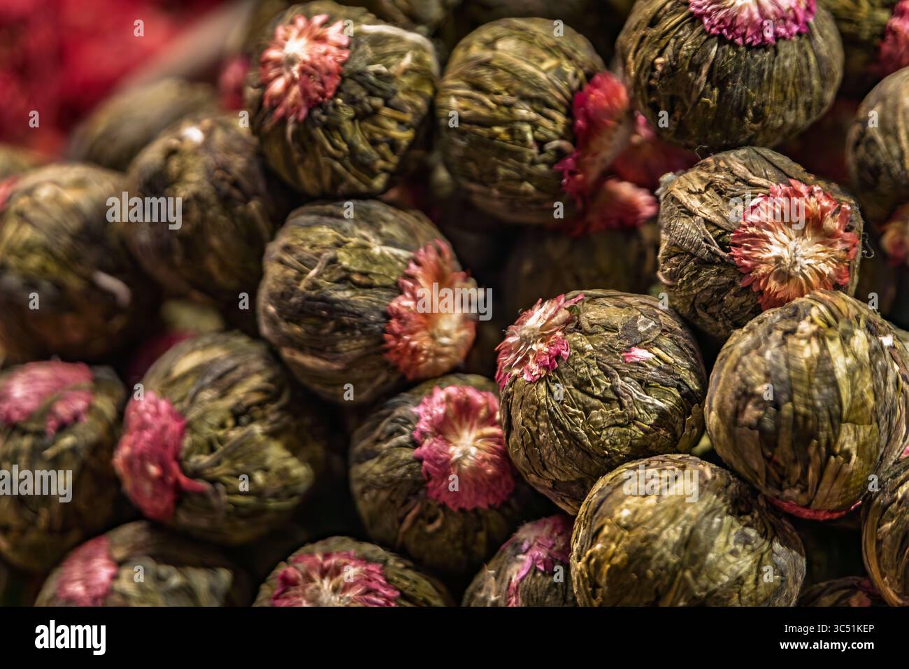Colorate palle di fiori di gelsomino da tè in fiore in un tradizionale bancone del mercato al Bazaar Egiziano, Istanbul, Turchia Foto Stock