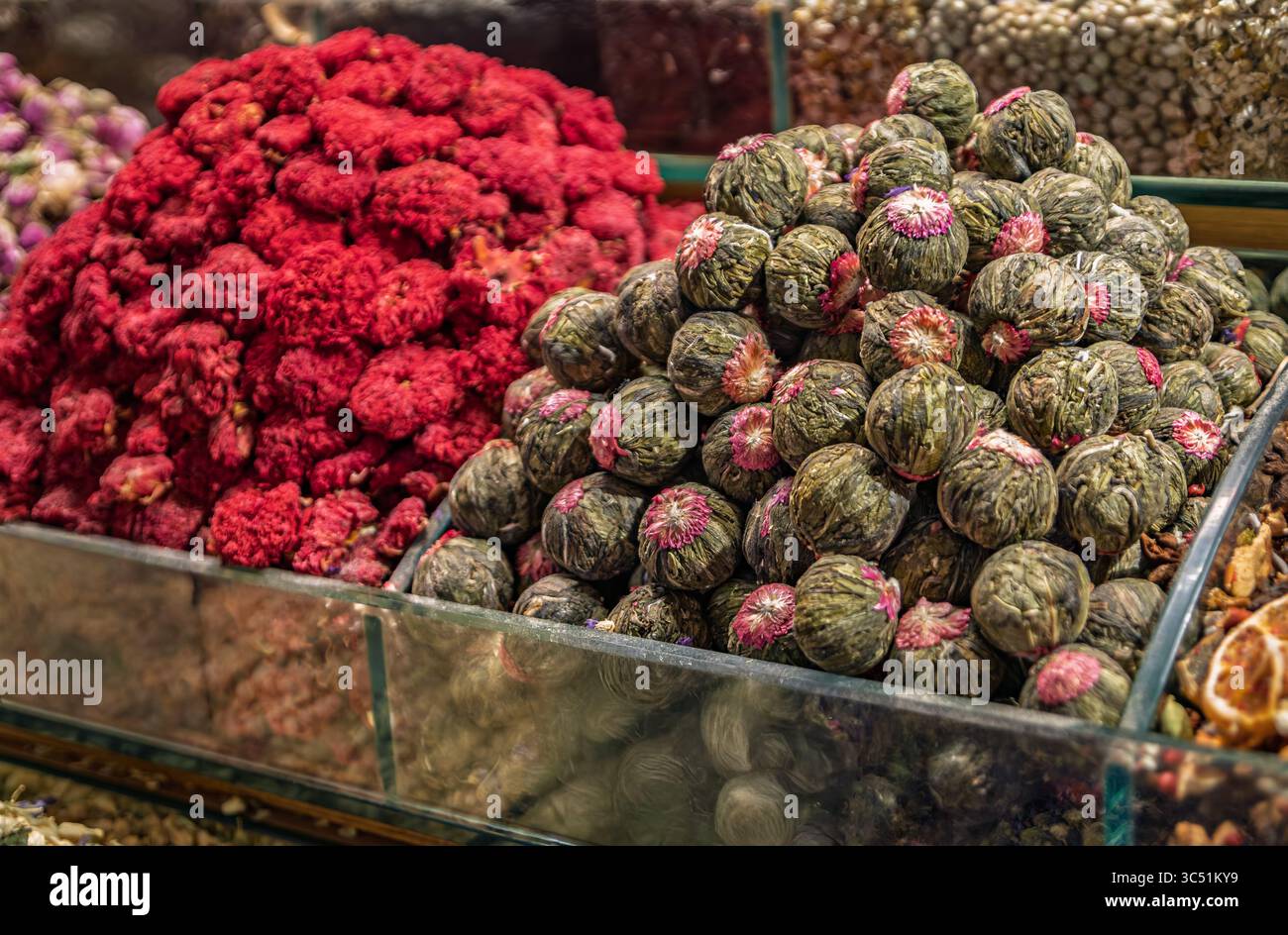 Colorato fiore di melograno o tè all'ibisco e palle di fiori di gelsomino in fiore in un tradizionale bancone del mercato al Bazaar Egiziano, Istanbul, Turchia Foto Stock