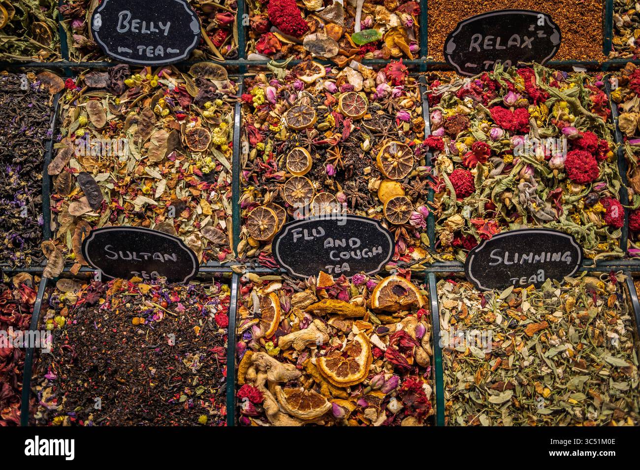 Una selezione di colorate miscele di tè sciolto da frutta secca e fiori, una tradizionale bancarella di mercato vibrante, bazar egiziano a Istanbul, Turchia Foto Stock
