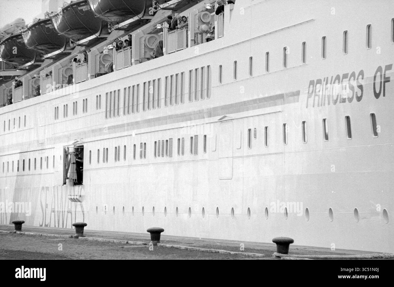 Prince of Scandinavia, nave svedese, 21-08-1992 Whizgle News, Dutch Desk, Paesi Bassi, 1950-2000 Una grande nave da crociera, chiamata "Principessa di", vanta un esterno elegante con linee distinte e diversi balconi. Una porta aperta rivela l'interno, suggerendo la vivace vita a bordo. Le attrezzature di attracco sono visibili nelle vicinanze, sottolineando il collegamento della nave al porto. Foto Stock Prince of Scandinavia, nave svedese, 21-08-1992 Whizgle News, Dutch Desk, Paesi Bassi, 1950-2000 Una grande nave da crociera, chiamata "Principessa di", vanta un esterno elegante con linee distinte e diversi balconi. Una porta aperta rivela l'interno, suggerendo la vivace vita a bordo. Le attrezzature di attracco sono visibili nelle vicinanze, sottolineando il collegamento della nave al porto. Foto Stock