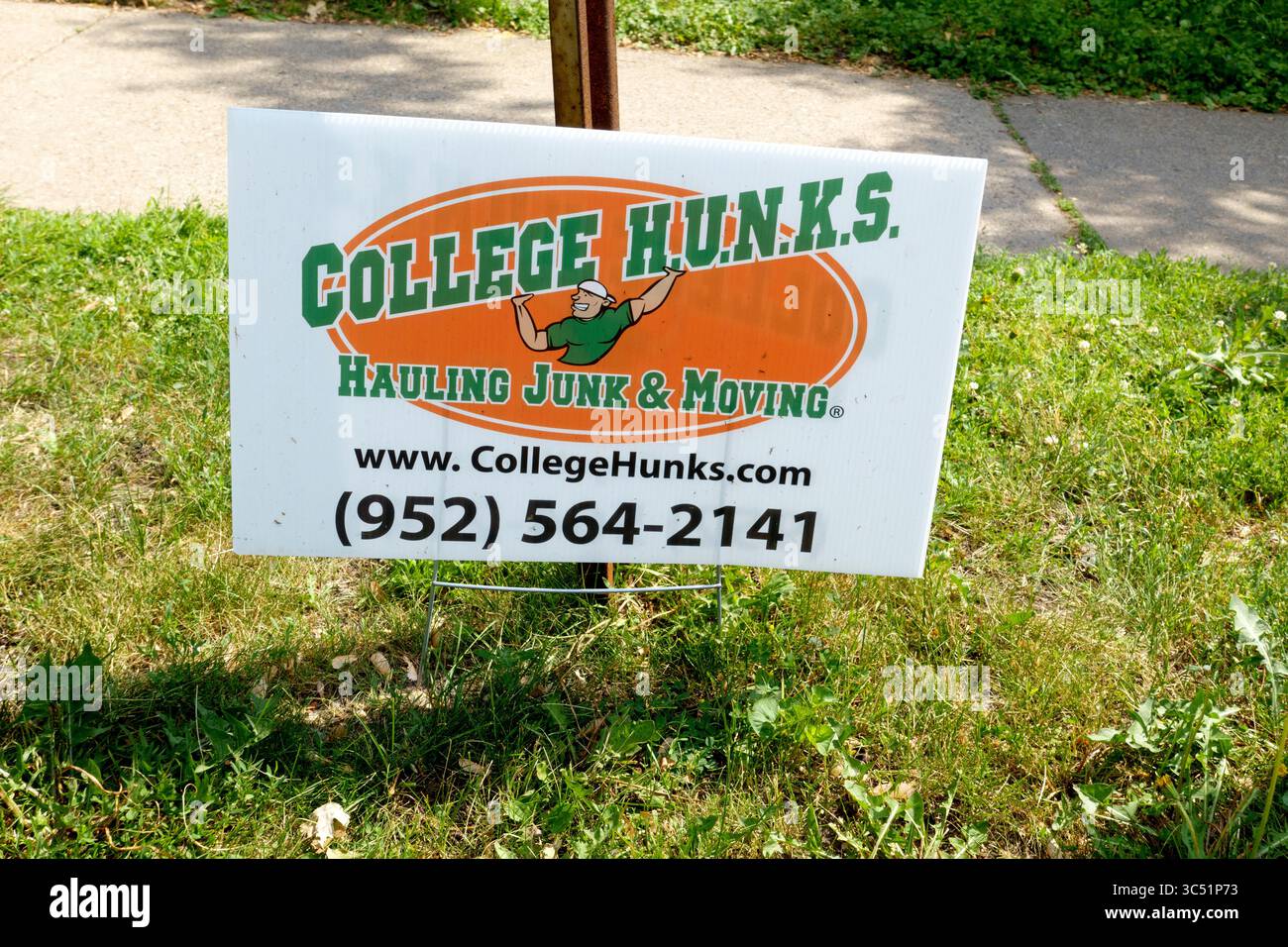 I RAGAZZI DEL COLLEGE segnalano un'attività di trasporto della spazzatura e del servizio di trasloco domestico. St Paul, Minnesota, Minnesota, Stati Uniti Foto Stock