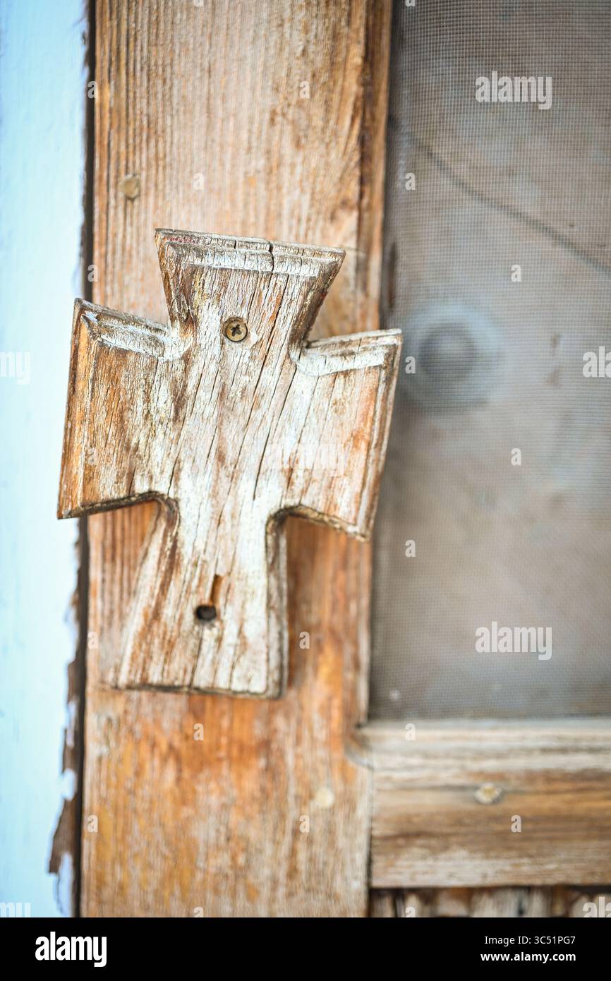 Legno a croce in una maniglia per porta a schermo a Hatch, New Mexico USA Foto Stock