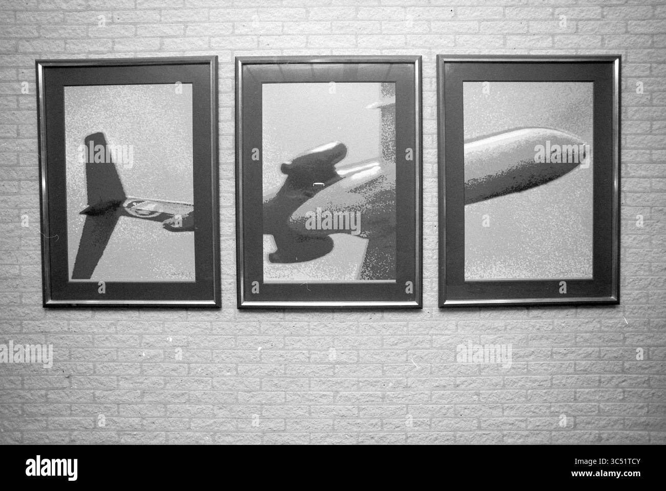 Art triptych Fokker, Amsterdam ZO, 25-11-1991 Whizgle News, Dutch Desk, Paesi Bassi, 1950-2000 tre opere d'arte incorniciate raffigurano rappresentazioni stilizzate di aerei da diverse angolazioni, mostrando il loro design elegante e le caratteristiche distintive su uno sfondo testurizzato. Foto Stock