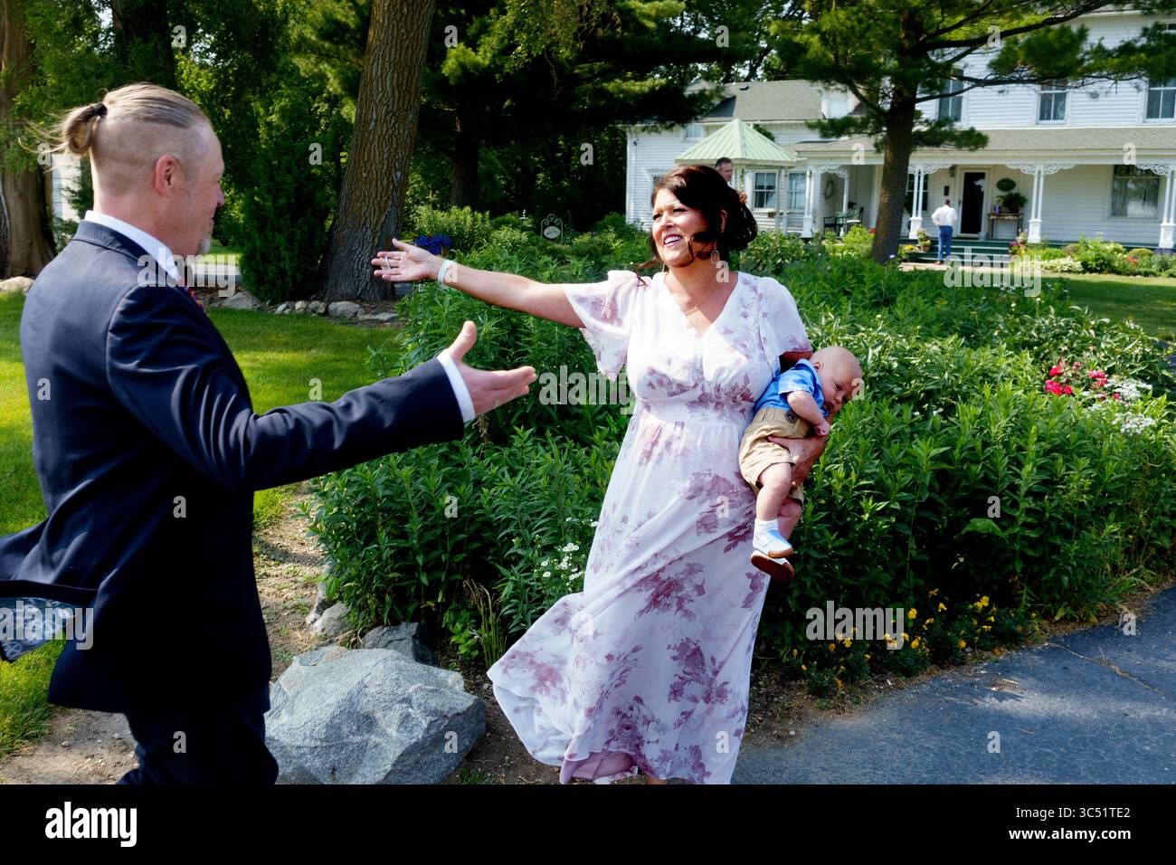 La madre saluta la cugina al matrimonio delle sue figlie all'Ashley Farm, che offre matrimoni a servizio completo. Yorkville Illinois, USA Foto Stock