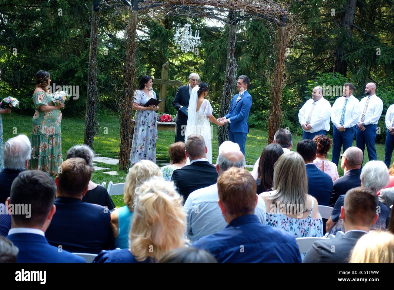 Cerimonia di nozze all'aperto presso l'Ashley Farm. Yorkville Illinois, USA Foto Stock