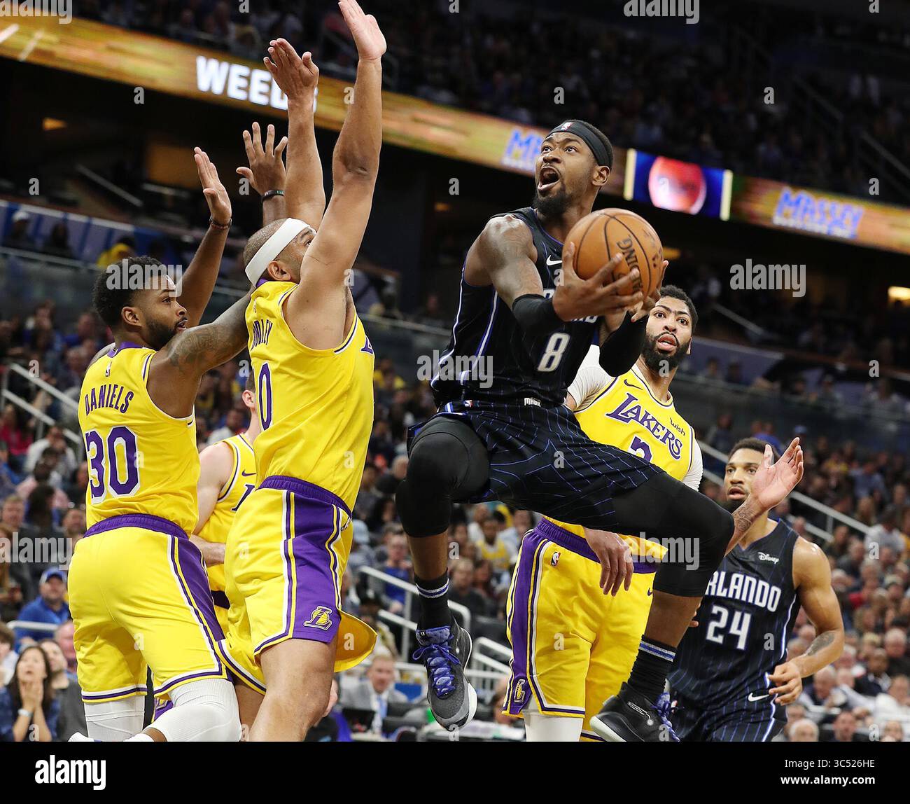 11 dicembre 2019, Orlando, Florida, Stati Uniti: La guardia di Orlando Terrence Ross (8) cerca di aggirare LA Players Troy Daniels (30), Jared Dudley (10) e Anthony Davis (3) durante la partita NBA dei Los Angeles Lakers all'Orlando Magic all'Amway Center di mercoledì 11 dicembre 2019. (Immagine di credito: © TNS via cavo ZUMA) Foto Stock