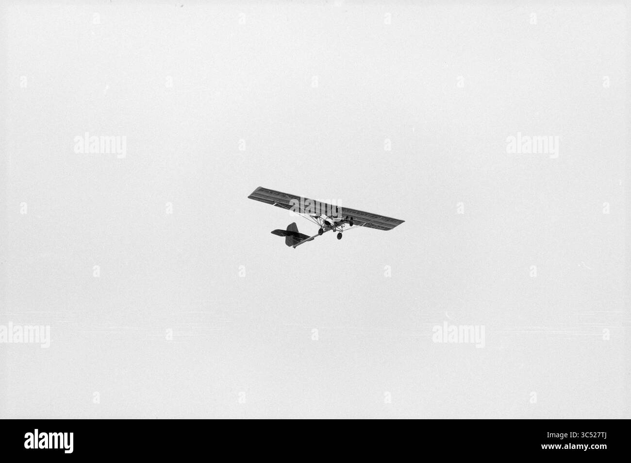 Apertura della stagione balneare a Noordwijk in aereo, apertura, apertura, messa in servizio, Noordwijk, 19-06-1988 Whizgle News, Dutch Desk, Paesi Bassi, 1950-2000 Un piccolo aereo scivola con grazia attraverso il cielo, mostrando le sue distintive ali ali e la sua struttura di coda su uno sfondo chiaro. Foto Stock