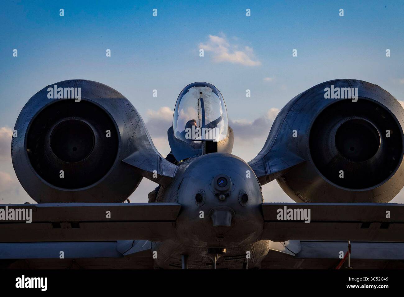 11 dicembre 2019 - Osan Air base, Corea del Sud - Un manutentore della 25th Aircraft Maintenance Unit pulisce un tettuccio A-10C Thunderbolt II, 11 dicembre 2019, presso Osan Air base, Repubblica di Corea. L'ultima luna piena del decennio ha brillato sugli operatori flightline degli A-10 che generano ed esibiscono energia aerea per sostenere la principale missione di supporto aereo ravvicinato della Peninsulaâ coreana. (Immagine di credito: © U.S. Air Force/ZUMA Wire/ZUMAPRESS.com) Foto Stock