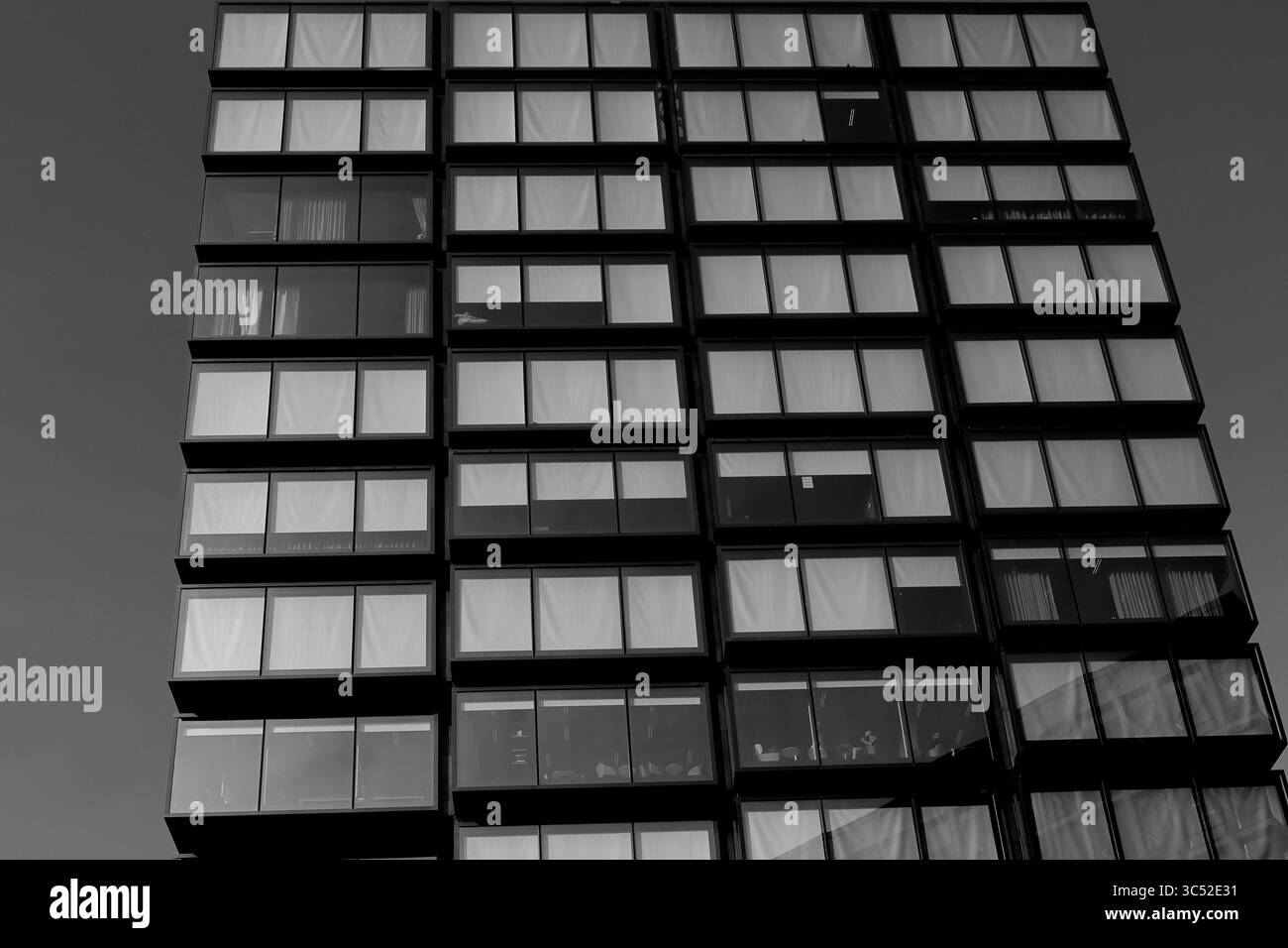 Lo studio monocromatico della Terrace Tower di Amsterdam rivela una griglia di finestre ripetute e linee scure, evidenziando geometrie minimaliste e design moderno. Foto Stock