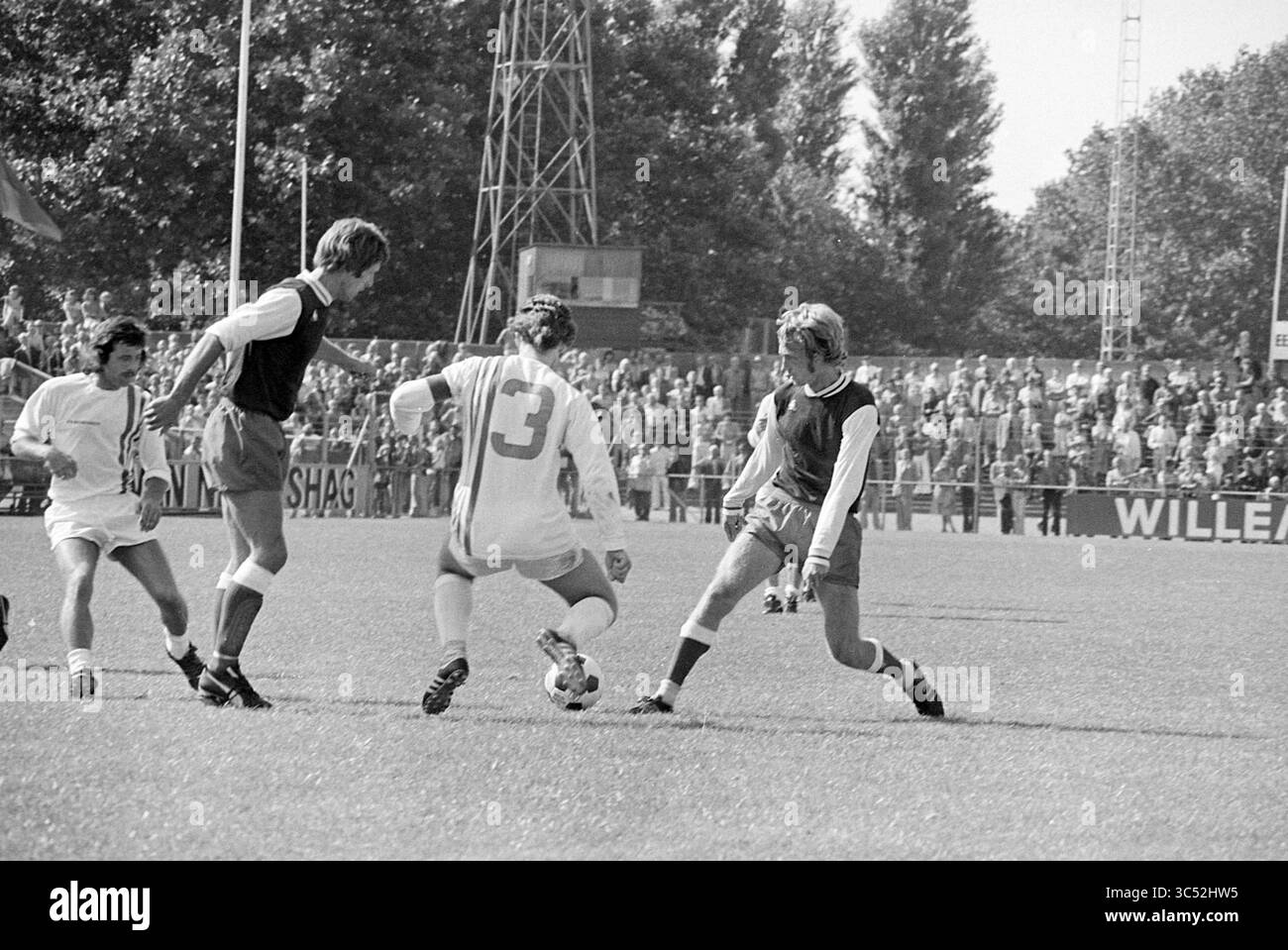 Haarlem - Heerenveen, Football Haarlem, 17-08-1975 Whizgle News, Dutch Desk, Paesi Bassi, 1950-2000 Una vivace partita di calcio si svolge su un campo erboso, dove i giocatori delle squadre avversarie si impegnano in una partita tattica. Un giocatore dribbla abilmente la palla, navigando tra i difensori, mentre gli spettatori guardano con impazienza da bordo campo, creando un'atmosfera di eccitazione e attesa. Foto Stock