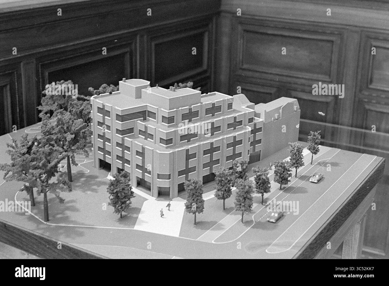 Model Utility Savings Bank, modello, 10-08-1972 Whizgle News, Dutch Desk, Paesi Bassi, 1950-2000 Un dettagliato modello architettonico che mostra un moderno edificio a più piani circondato da alberi e sentieri stilizzati, con veicoli in miniatura posizionati lungo le strade, che enfatizzano il design e la disposizione dell'ambiente circostante. Foto Stock