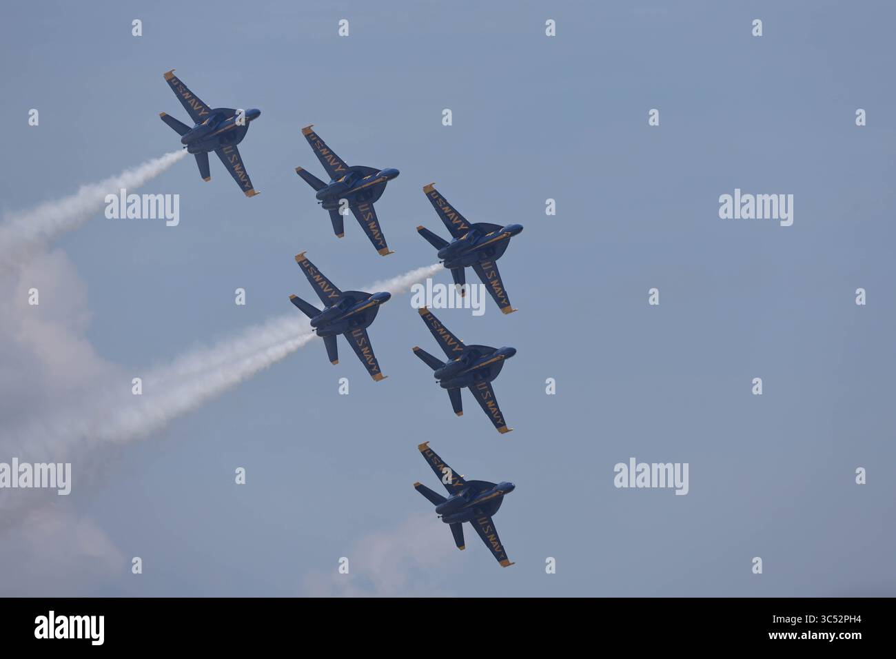 Gli Stati Uniti 29 luglio 2025. I Navy Blue Angels conducono una sessione di pratica finale eseguendo dimostrazioni di volo di precisione, mostrando le abilità e il lavoro di squadra della Marina e del corpo dei Marines alla Naval Air Station di Pensacola, Florida. Jonathan Mailhes/CSM/Alamy Live News Foto Stock
