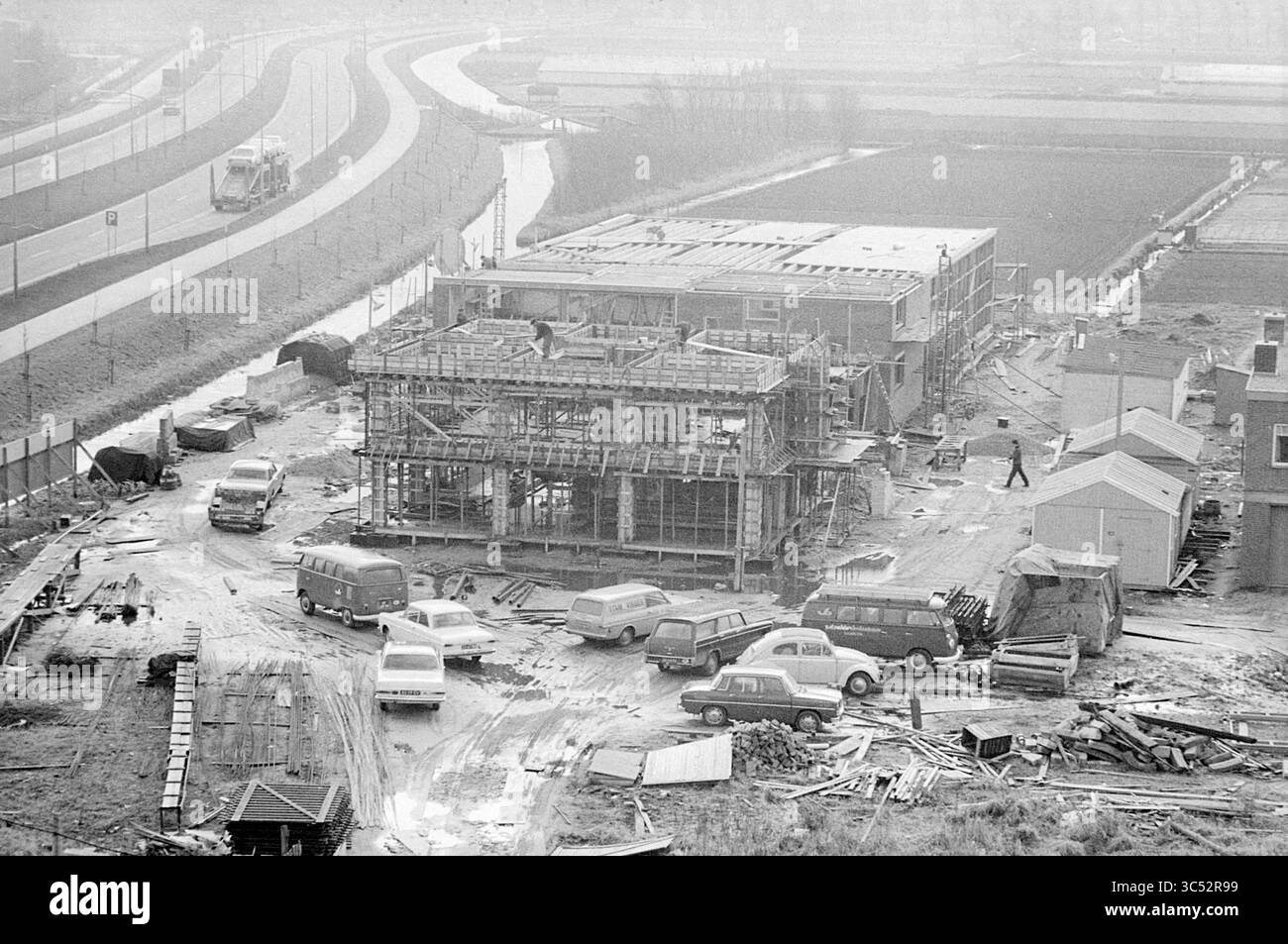 Activities Warande, Activities, Haarlem, Zijlweg, Paesi Bassi, 15-01-1969 Whizgle News, Dutch Desk, Paesi Bassi, 1950-2000 lavoratori edili sono visti attivamente lavorare su un edificio incorniciato da impalcature, circondato da vari veicoli e materiali da costruzione. Nelle vicinanze, strutture incompiute e una strada tortuosa possono essere visti sullo sfondo, suggerendo progressi in un paesaggio in evoluzione. Foto Stock