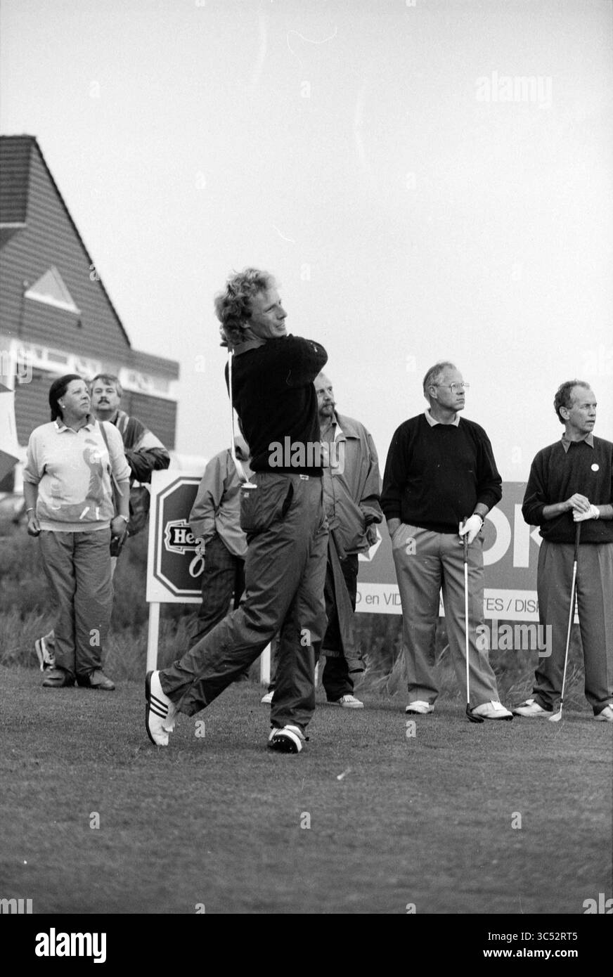 Squadra di golf, tra cui Bernhard Langer (Hits Ball), 23-07-1991 Whizgle News, Dutch Desk, Paesi Bassi, 1950-2000 Un gruppo di spettatori guarda con attenzione mentre un golfista gioca sul campo, mostrando un momento di attenzione e di attesa nel bel mezzo di un'atmosfera da torneo. Foto Stock