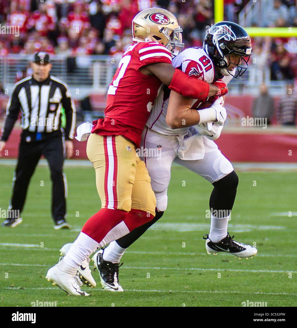 15 dicembre 2019 Santa Clara, CALIFORNIA U.S.A il tight end degli Atlanta Falcons Austin Hooper (81) tenta di staccarsi da un tackle durante la partita di football NFL tra gli Atlanta Falcons e la vittoria dei San Francisco 49ers 29-22 al Levi Stadium di San Francisco California. Thurman James / CSM(immagine di credito: &Copy; Thurman James/CSM tramite cavo ZUMA) Foto Stock