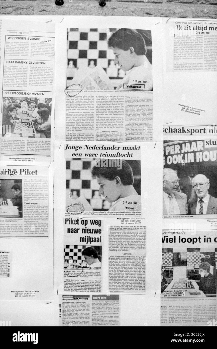 Publications on the Wall at the Hoogovens Chess Tournament, Wijk aan Zee, 29-01-1991 Whizgle News, Dutch Desk, Paesi Bassi, 1950-2000 Una raccolta di ritagli di giornale con articoli sugli scacchi, che evidenziano un giovane giocatore olandese che ha raggiunto un traguardo significativo. Il layout include commenti sulle strategie degli scacchi e l'eccitazione che circonda le partite competitive. Foto Stock