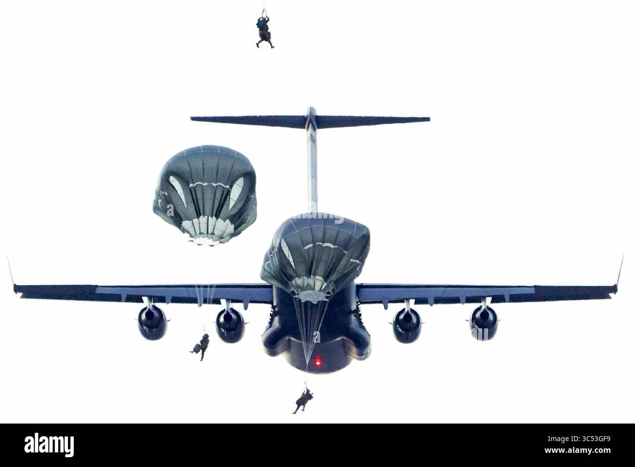 11 dicembre 2019 - Joint base Elmendorf-Richardson, Alaska, Stati Uniti - Paracadutisti assegnati al 4th Infantry Brigade Combat Team (Airborne), 25th Infantry Division, U.S. Army Alaska, conducono un salto con paracadute sulla Malemute Drop zone presso Joint base Elmendorf-Richardson, Alaska, 11 dicembre 2019. I soldati fanno parte dell'unica brigata aviotrasportata dell'Armys del Pacifico con la capacità di dispiegarsi rapidamente in tutto il mondo, e sono addestrati a condurre operazioni militari in condizioni austere. (Immagine di credito: © U.S. Air Force/ZUMA Wire/ZUMAPRESS.com) Foto Stock