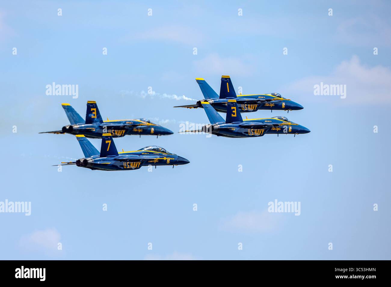 Gli Stati Uniti 29 luglio 2025. I Navy Blue Angels conducono una sessione di pratica finale eseguendo dimostrazioni di volo di precisione, mostrando le abilità e il lavoro di squadra della Marina e del corpo dei Marines alla Naval Air Station di Pensacola, Florida. Jonathan Mailhes/CSM/Alamy Live News Foto Stock
