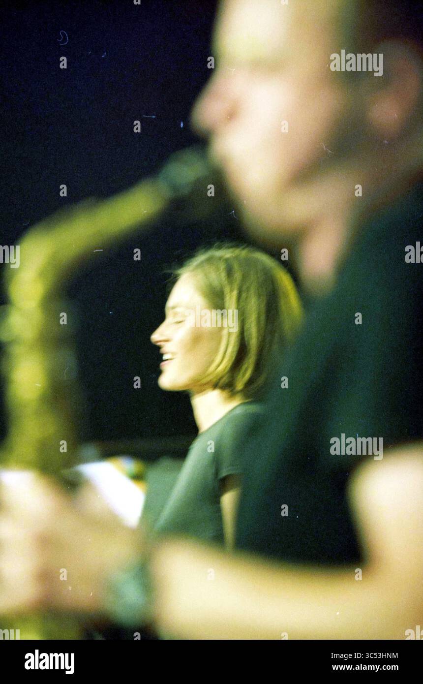 De Kast, MeerLive Festival, Hoofddorp, Paesi Bassi, 14-08-2002 Whizgle News, Dutch Desk, Paesi Bassi, 1950-2000 Un sassofonista suona appassionatamente in primo piano, mentre un cantante sorridente sta dietro, colto in un momento di gioia durante una performance. Foto Stock