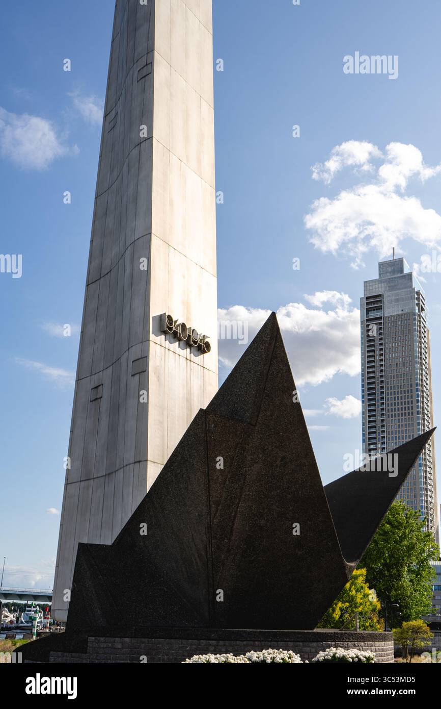 Memoriale per la seconda guerra mondiale, nel centro di Rotterdam, Paesi Bassi. 22 giugno 2025. Foto Stock
