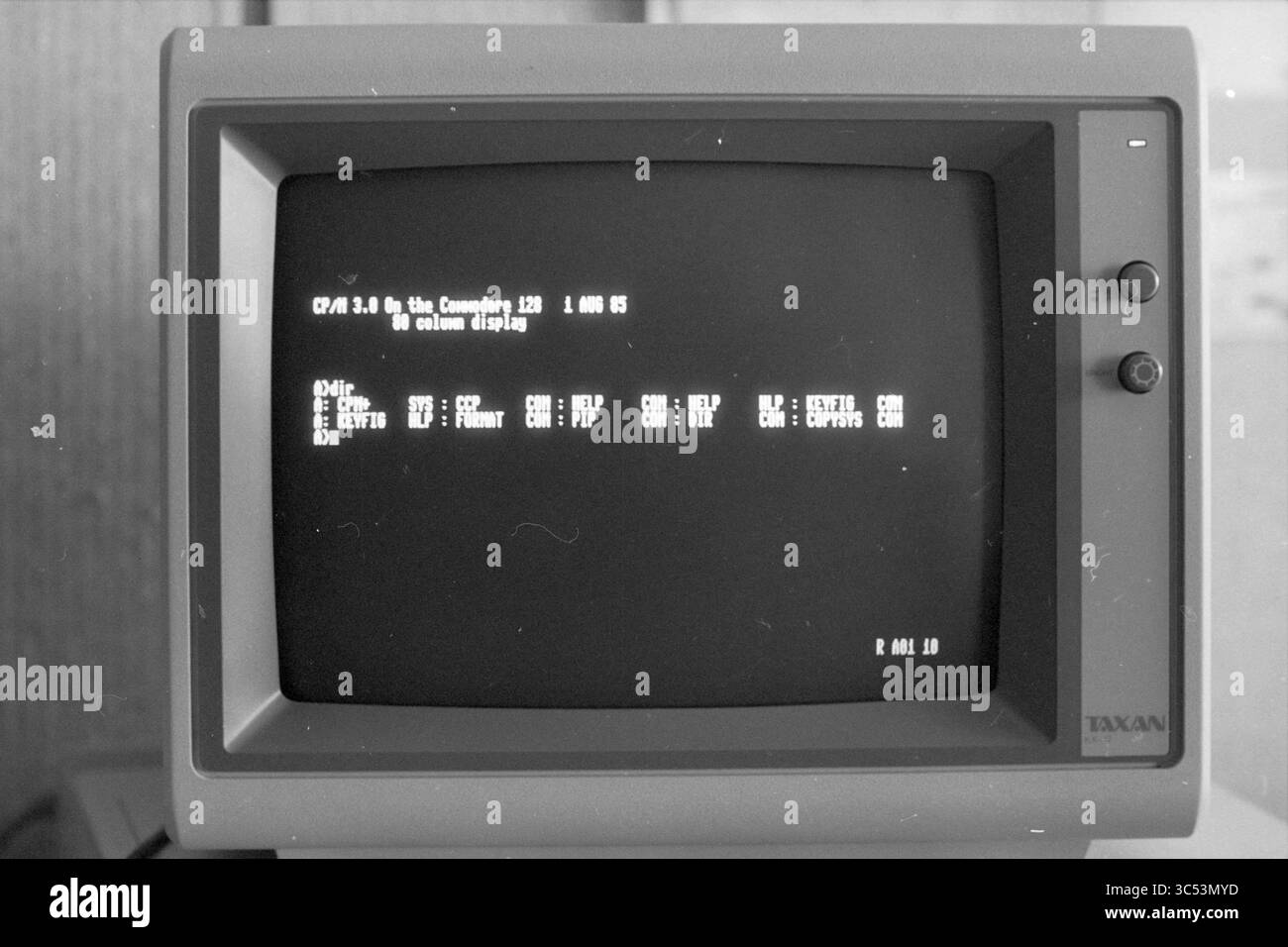 3 schermi con computer commodore di testo, computer, 21-05-1986 Whizgle News, Dutch Desk, Paesi Bassi, 1950-2000 un vecchio monitor di computer visualizza un'interfaccia a riga di comando con testo che indica le informazioni di sistema e i comandi disponibili. Lo schermo è caratterizzato da un semplice sfondo nero con testo bianco, che mette in risalto la tecnologia di elaborazione vintage. Foto Stock