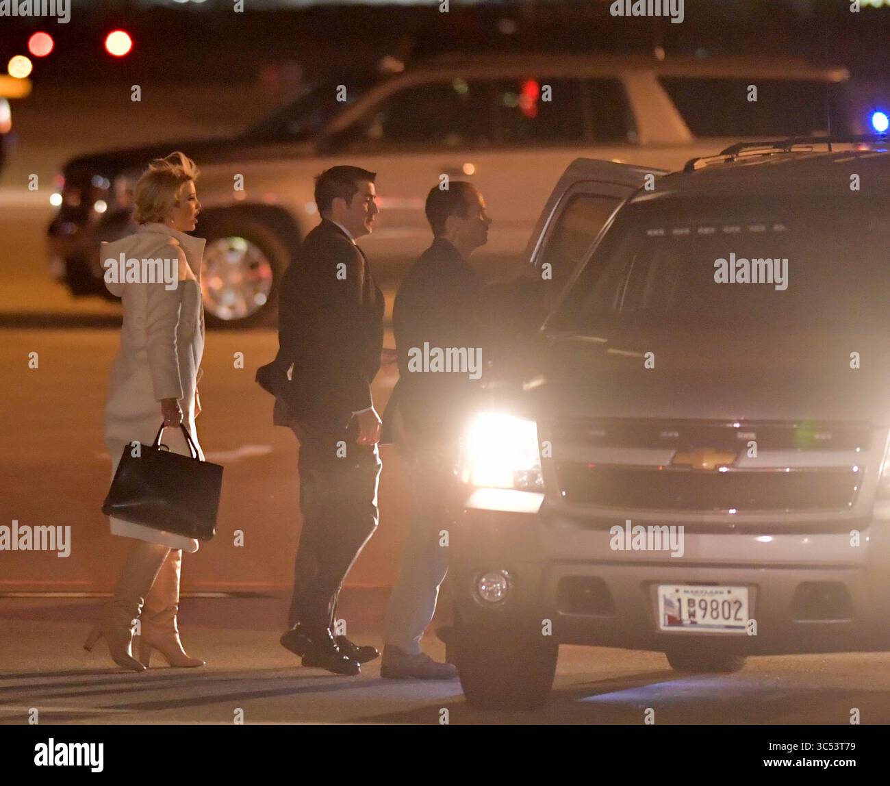 16 giugno 2015, West Palm Beach, Florida, Stati Uniti d'America: WEST PALM BEACH, Florida - 20 DICEMBRE: il presidente DEGLI STATI UNITI Donald Trump, la First Lady Melania Trump, il figlio Barron Trump, la figlia Ivanka Trump e Melania TrumpÃs i genitori Viktor e Amalija Knavs arrivano tutti all'aeroporto internazionale di Palm Beach a West Palm Beach per le vacanze natalizie a Mar-A-Lago Estate dopo che Trump ha firmato una legge sulla difesa che crea Space Force e amplia il congedo parentale il 20 dicembre 2019 il 20 dicembre 2019 a West Palm Beach, Florida....People: Ivanka Trump (Credit Image: © SMG via ZUMA Wire) Foto Stock