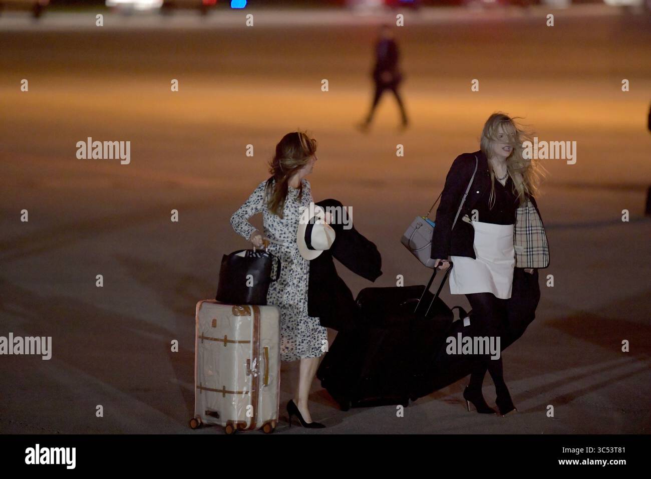 16 giugno 2015, West Palm Beach, Florida, Stati Uniti d'America: WEST PALM BEACH, Florida - 20 DICEMBRE: il presidente DEGLI STATI UNITI Donald Trump, la First Lady Melania Trump, il figlio Barron Trump, la figlia Ivanka Trump e Melania TrumpÃs i genitori Viktor e Amalija Knavs arrivano tutti all'aeroporto internazionale di Palm Beach a West Palm Beach per le vacanze natalizie a Mar-A-Lago Estate dopo che Trump ha firmato una legge sulla difesa che crea Space Force e amplia il congedo parentale il 20 dicembre 2019 il 20 dicembre 2019 a West Palm Beach, Florida....People: Atmosphere (Credit Image: © SMG via ZUMA Wire) Foto Stock