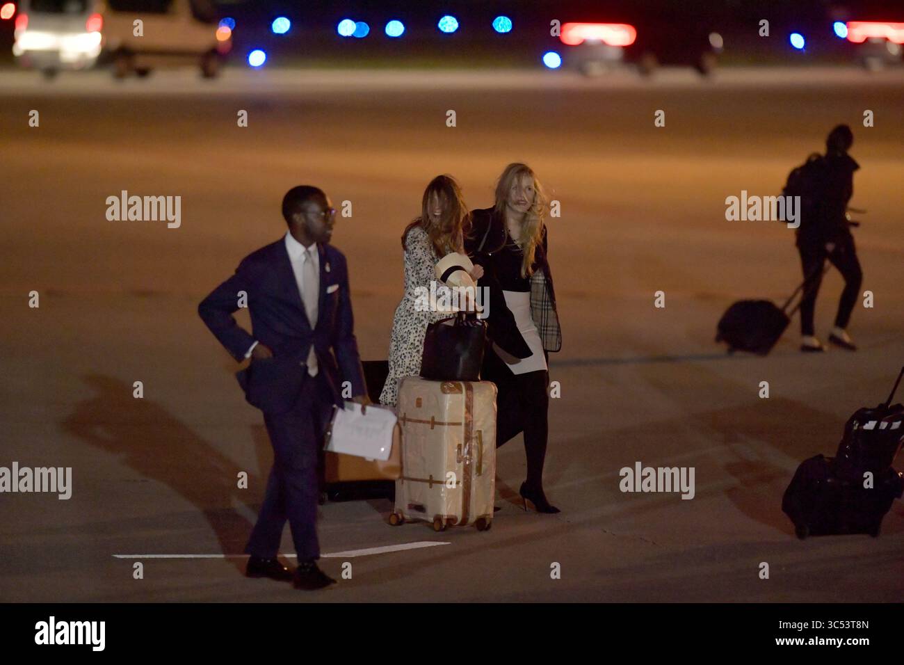 16 giugno 2015, West Palm Beach, Florida, Stati Uniti d'America: WEST PALM BEACH, Florida - 20 DICEMBRE: il presidente DEGLI STATI UNITI Donald Trump, la First Lady Melania Trump, il figlio Barron Trump, la figlia Ivanka Trump e Melania TrumpÃs i genitori Viktor e Amalija Knavs arrivano tutti all'aeroporto internazionale di Palm Beach a West Palm Beach per le vacanze natalizie a Mar-A-Lago Estate dopo che Trump ha firmato una legge sulla difesa che crea Space Force e amplia il congedo parentale il 20 dicembre 2019 il 20 dicembre 2019 a West Palm Beach, Florida....People: Atmosphere (Credit Image: © SMG via ZUMA Wire) Foto Stock