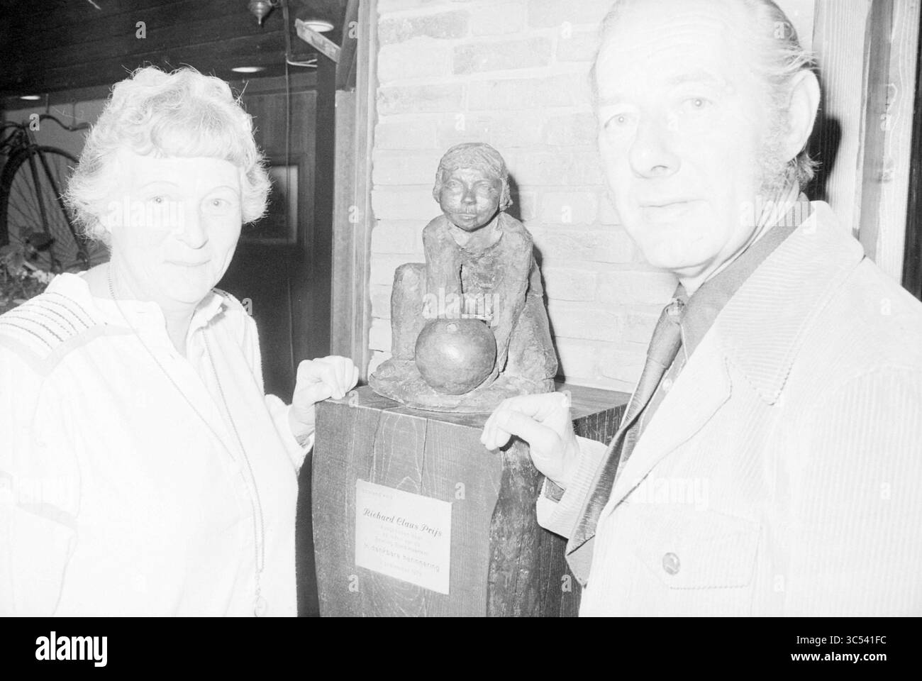 10 anni di bowling Haarlem, Bowling, Jubilee, anniversari, Haarlem, Orionweg, Paesi Bassi, 02-09-1979 Whizgle News, Dutch Desk, Paesi Bassi, 1950-2000 Una donna e un uomo stanno accanto ad una scultura di un bambino seduto che regge una palla, con una targa esposta sul piedistallo. Sembrano essere impegnati in conversazione, forse discutendo dell'opera d'arte. Foto Stock