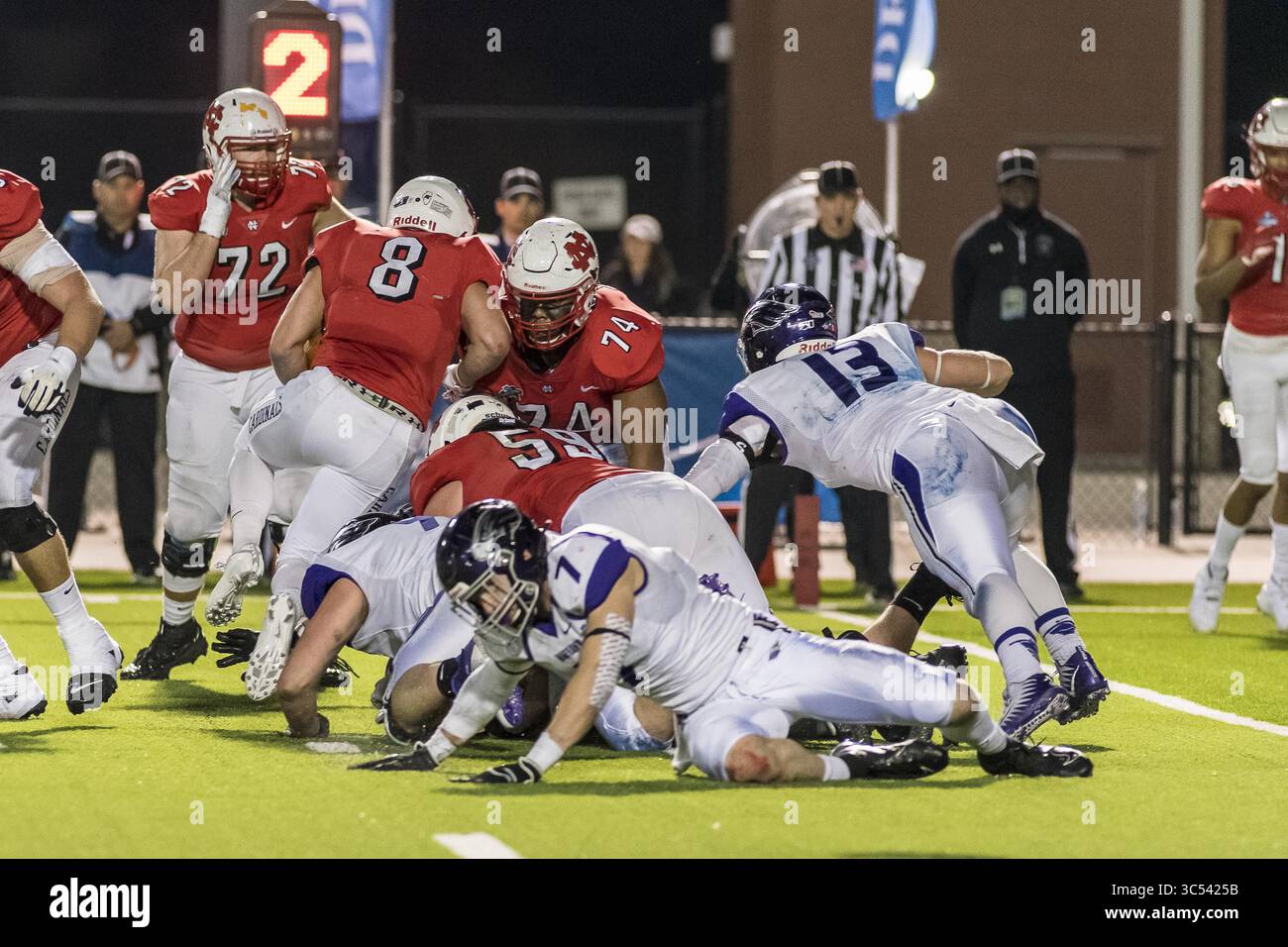 20 dicembre 2019, Shenandoah, Texas, Stati Uniti: Il running back dei North Central-Cardinals ETHAN GREENFIELD (8) corre la palla nella partita tra Wisconsin-Whitewater e North Central College (il) al Woodforest Bank Stadium, Shenandoah, Texas (Credit Image: © Lynn Pennington/ZUMA Wire) Foto Stock