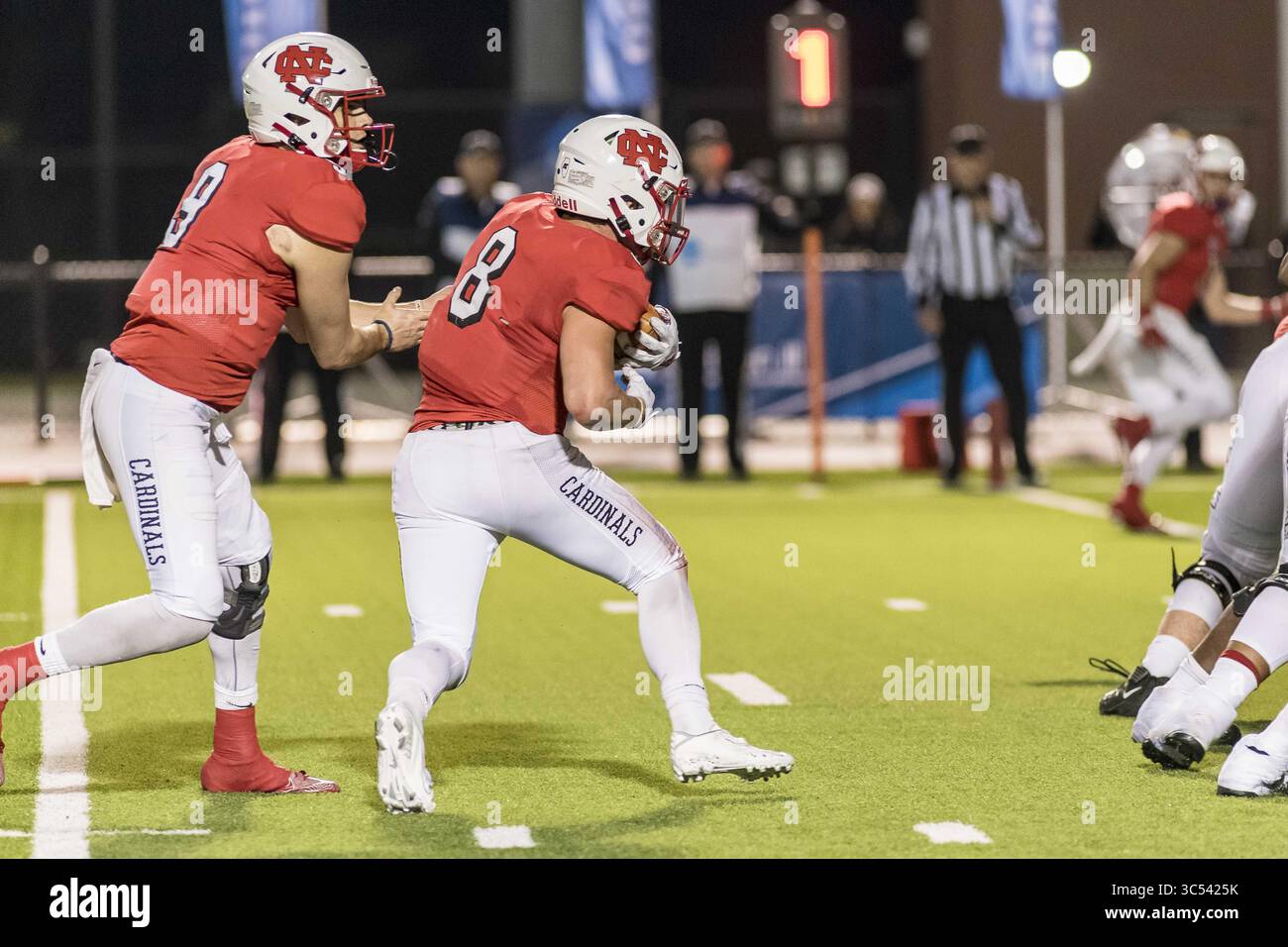 20 dicembre 2019, Shenandoah, Texas, Stati Uniti: Il quarterback dei North Central-Cardinals BROC RUTTER (9) palla di mani al running back dei North Central-Cardinals ETHAN GREENFIELD (8) nella partita tra Wisconsin-Whitewater e North Central College (il) al Woodforest Bank Stadium, Shenandoah, Texas (Credit Image: © Lynn Pennington/ZUMA Wire) Foto Stock