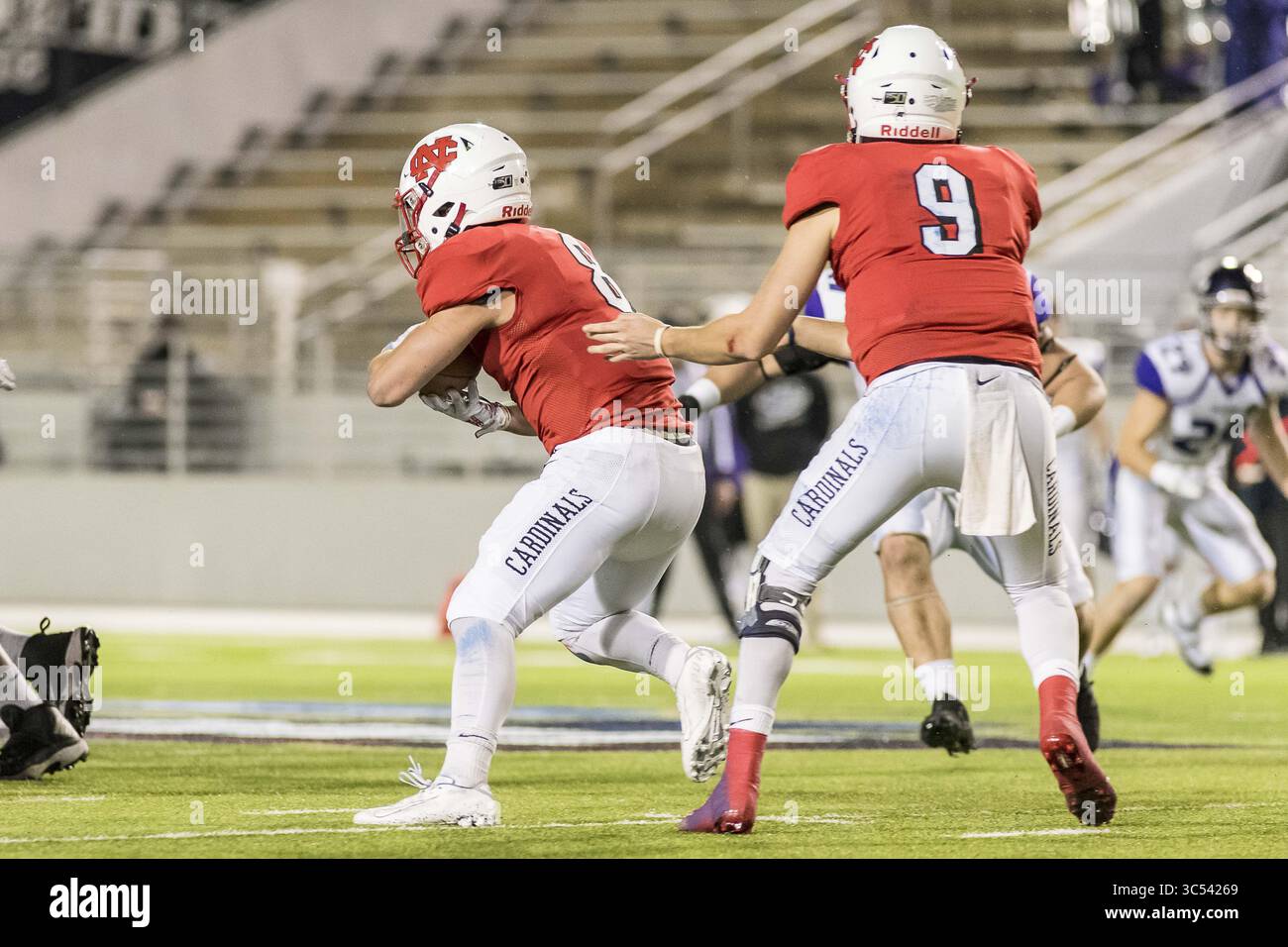 20 dicembre 2019, Shenandoah, Texas, Stati Uniti: Il quarterback dei North Central-Cardinals BROC RUTTER (9) palla di mani al running back dei North Central-Cardinals ETHAN GREENFIELD (8) nella partita tra Wisconsin-Whitewater e North Central College (il) al Woodforest Bank Stadium, Shenandoah, Texas (Credit Image: © Lynn Pennington/ZUMA Wire) Foto Stock