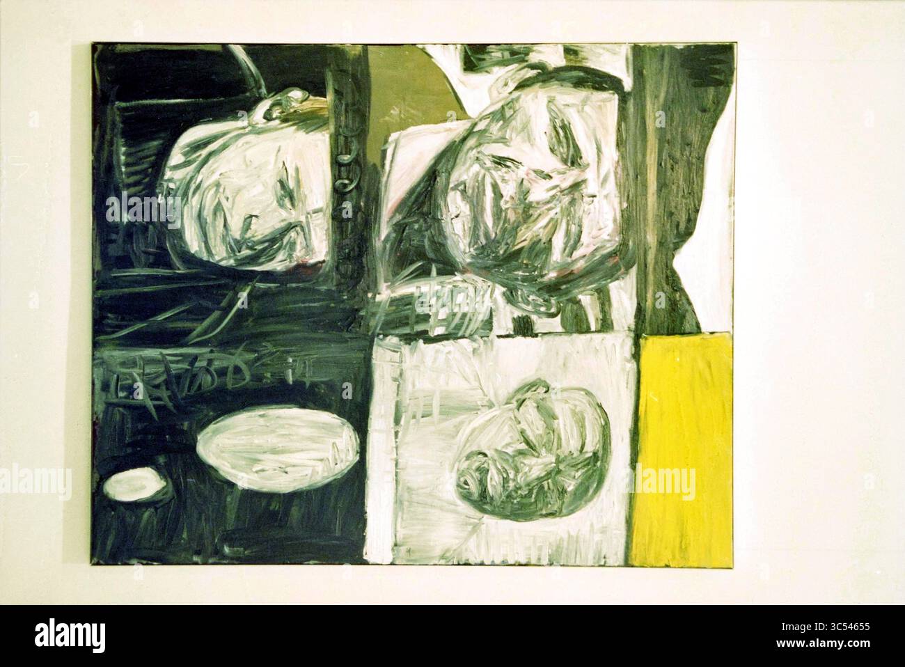 ArtWork L. Heringa vide, 28-10-1997 Whizgle News, Dutch Desk, The Netherlands, 1950-2000 una composizione astratta con volti distorti e forme frammentate, stratificata con un mix di toni chiari e scuri, forme intrecciate e una suggestiva sezione gialla che aggiunge un punto focale alla disposizione caotica. Foto Stock