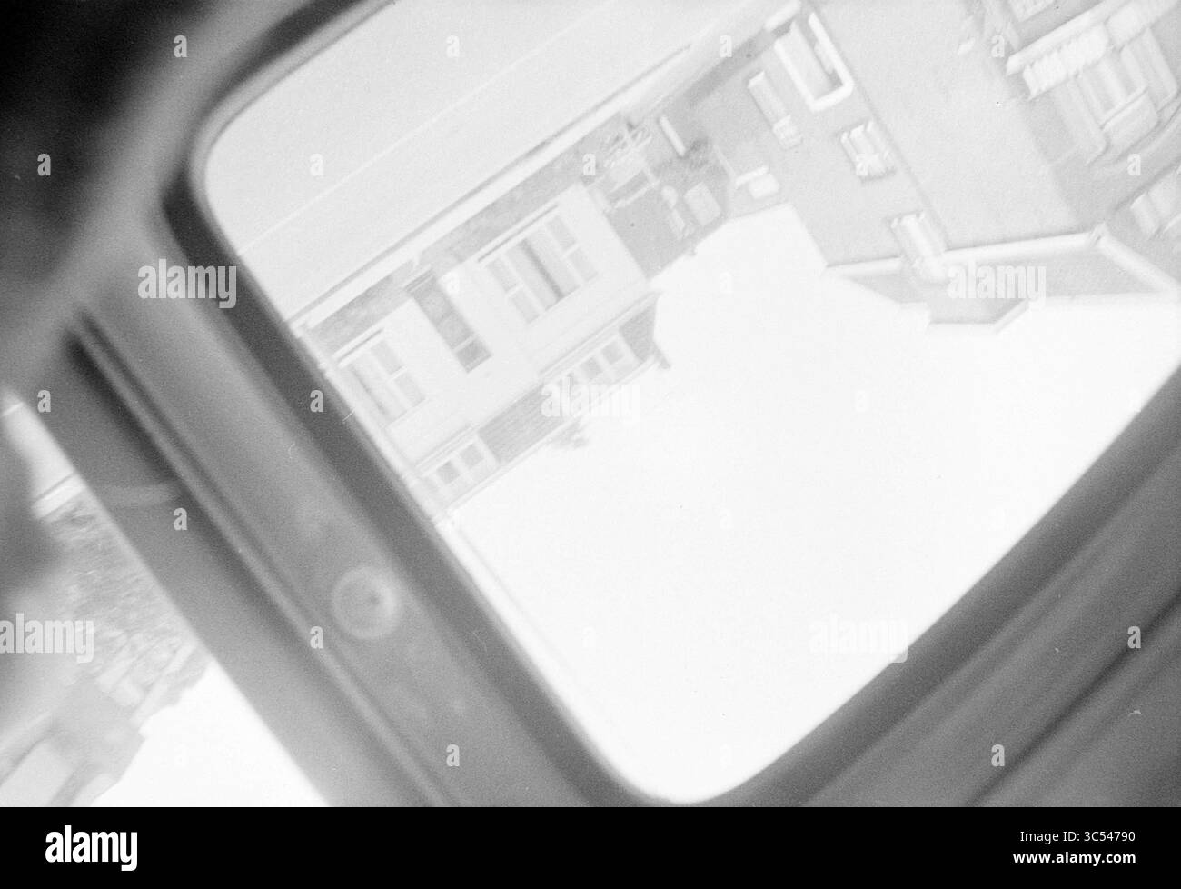 Lavori di costruzione presso Europameu Whizgle News, Dutch Desk, Paesi Bassi, 1950-2000 Una vista di un edificio con tetto inclinato, parzialmente oscurato da una cornice di finestra. L'ambiente circostante appare morbido e diffuso, creando una composizione astratta. Foto Stock