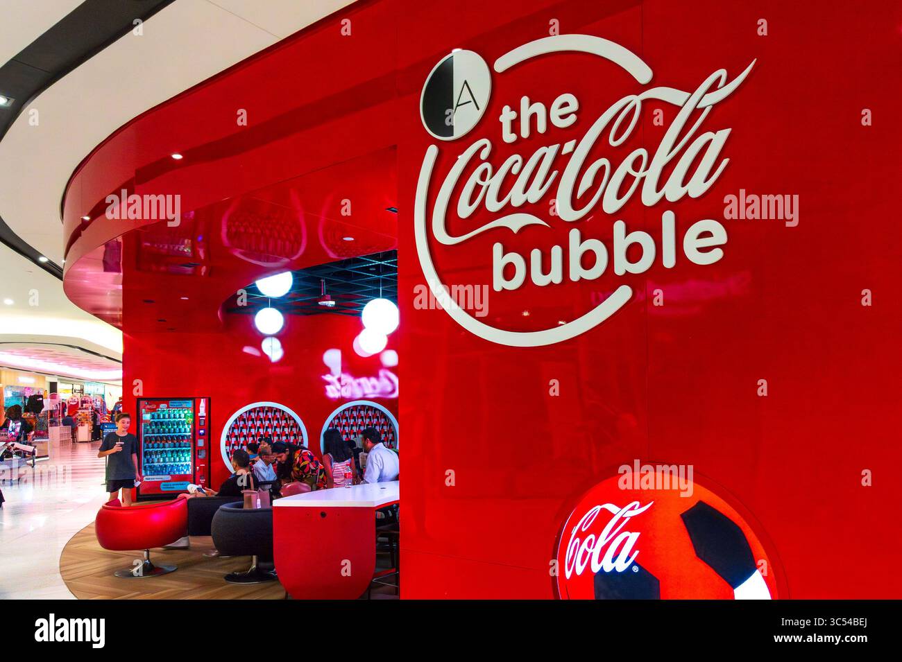 East Rutherford, New Jersey - US - 26 luglio 2025 il Coca-Cola Bubble dell'American Dream Mall presenta un audace decor rosso, salotto, distributori automatici e un Foto Stock